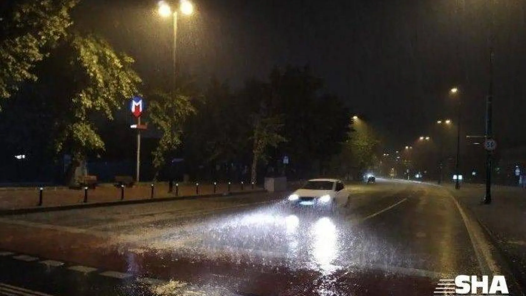 İstanbul'da gece saatlerinde şiddetli yağmur etkili oluyor