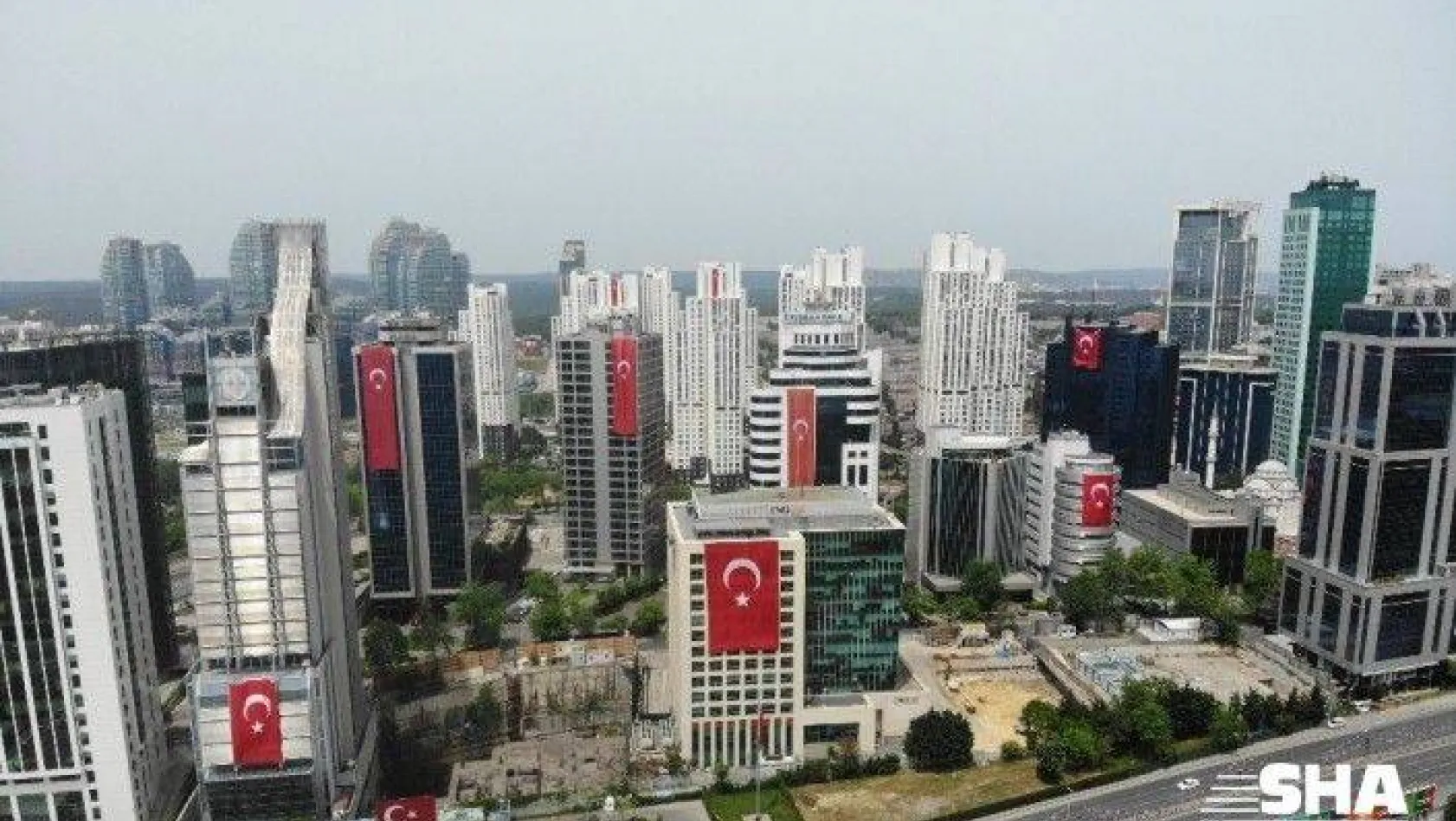 İstanbul'da gökdelenler 19 Mayıs için Türk Bayrakları ile süslendi