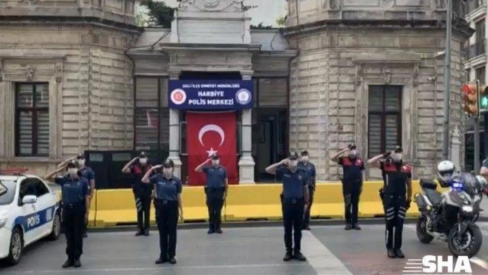 İstanbul'da polis merkezlerinde 'sosyal mesafeli' 19 Mayıs kutlaması