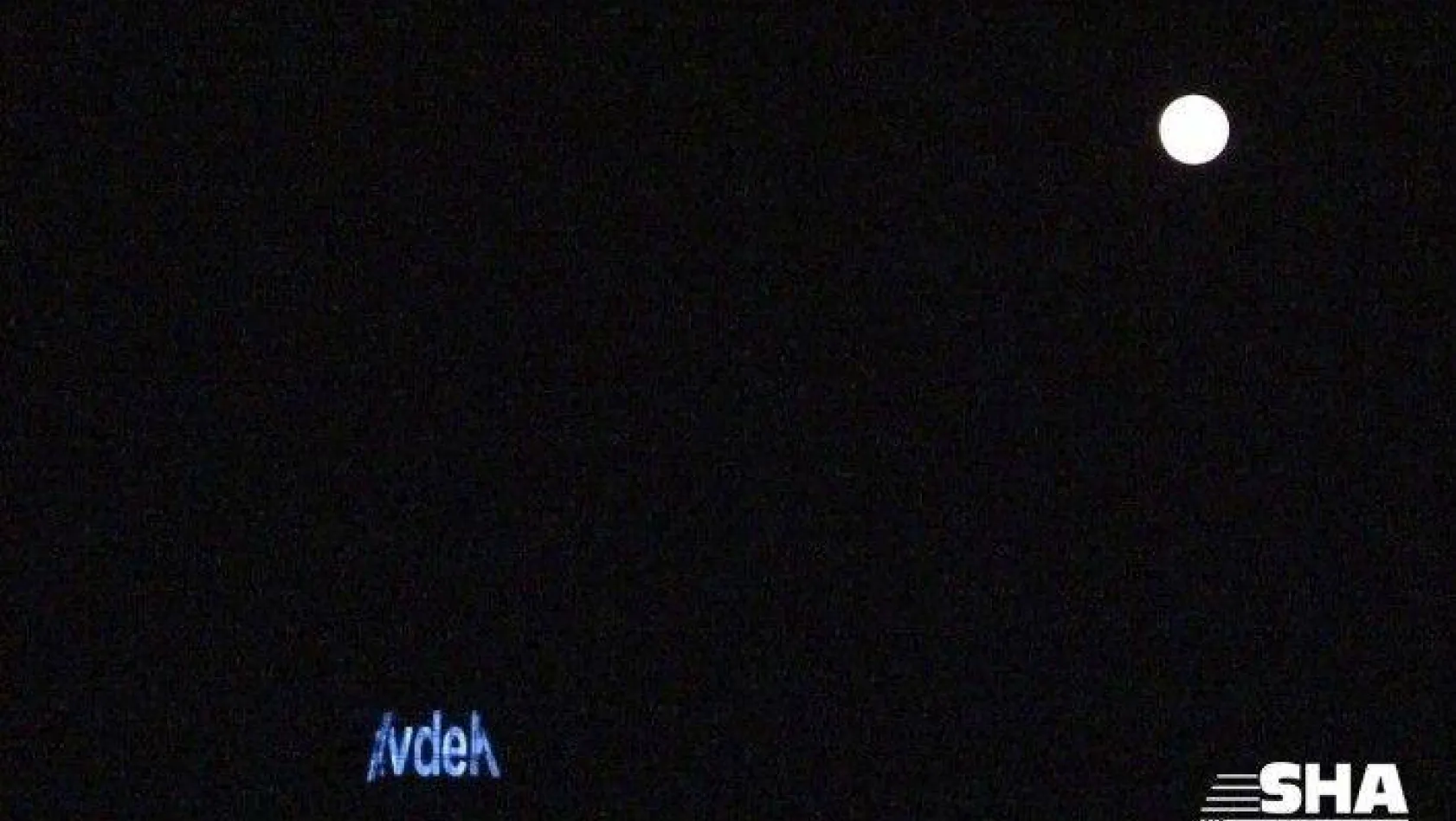İstanbul'da Süper Ay 'Evde kal' yazısıyla görüntülendi