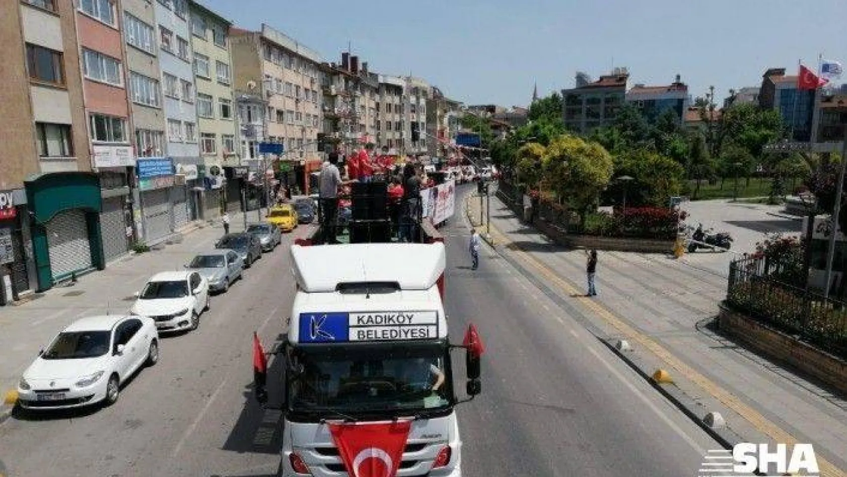 Kadıköy'de 19 Mayıs coşkusu sokaklara taşındı