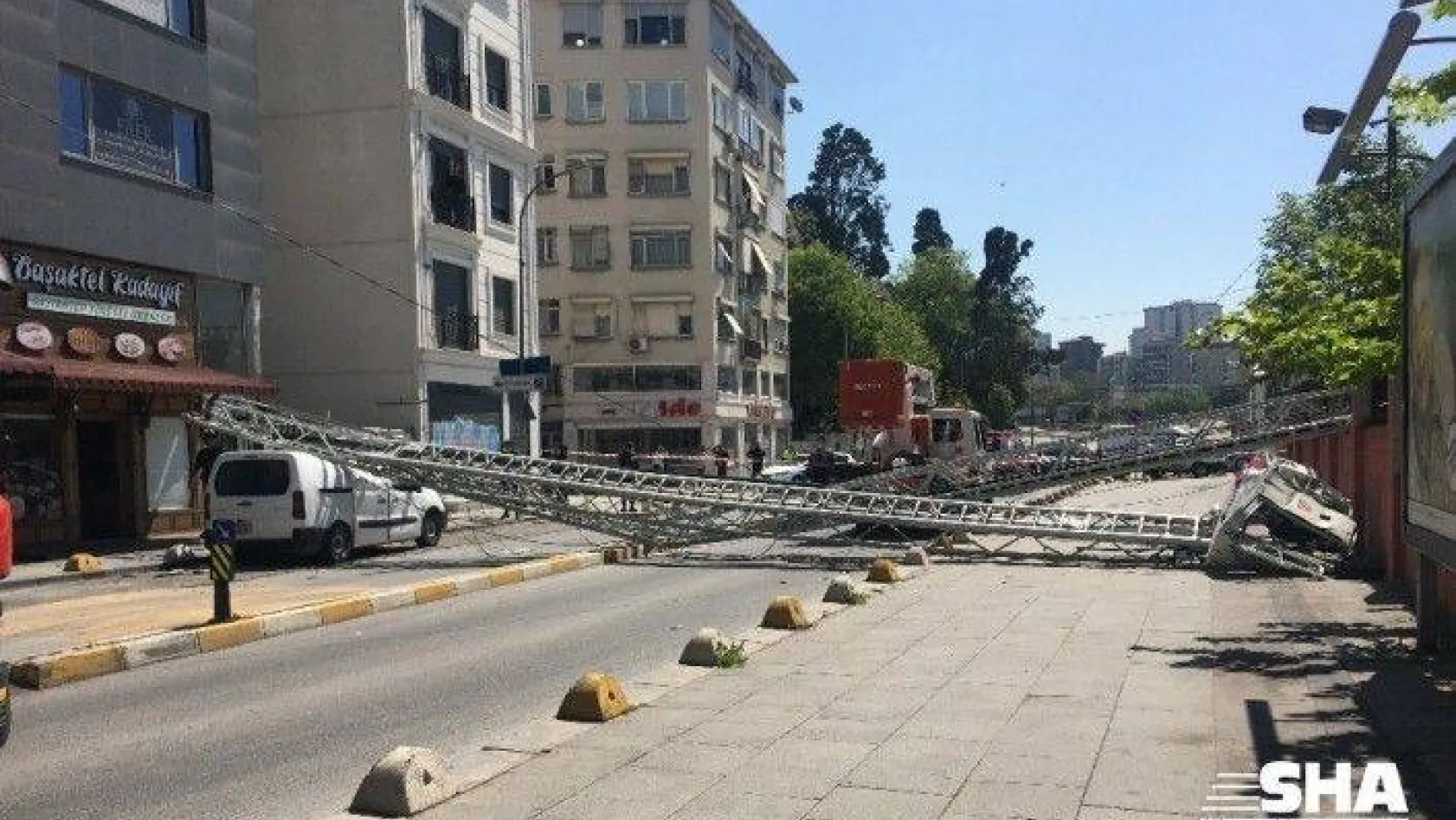 Kadıköy'de feci kaza: 2 itfaiyeci yaralandı