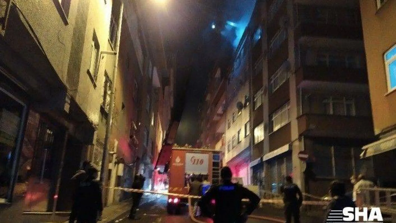 Kağıthane'de binanın çatısında korkutan yangın