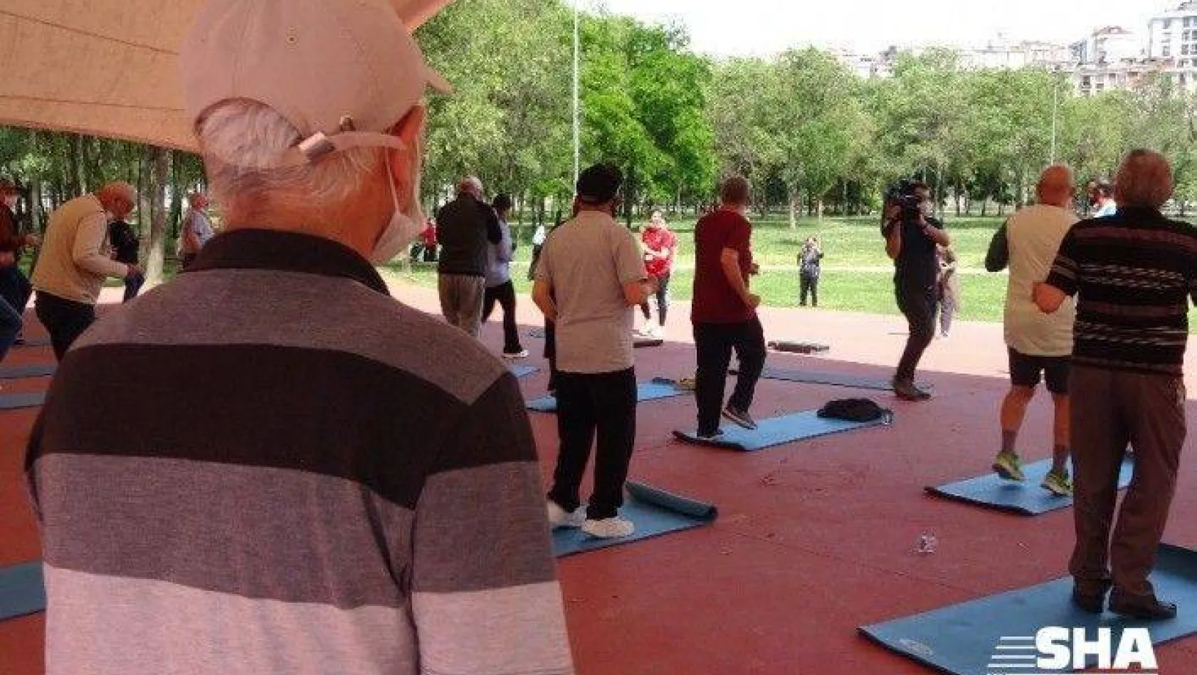 Kağıthane'de yaşlılar açık alanda egzersiz yaptı