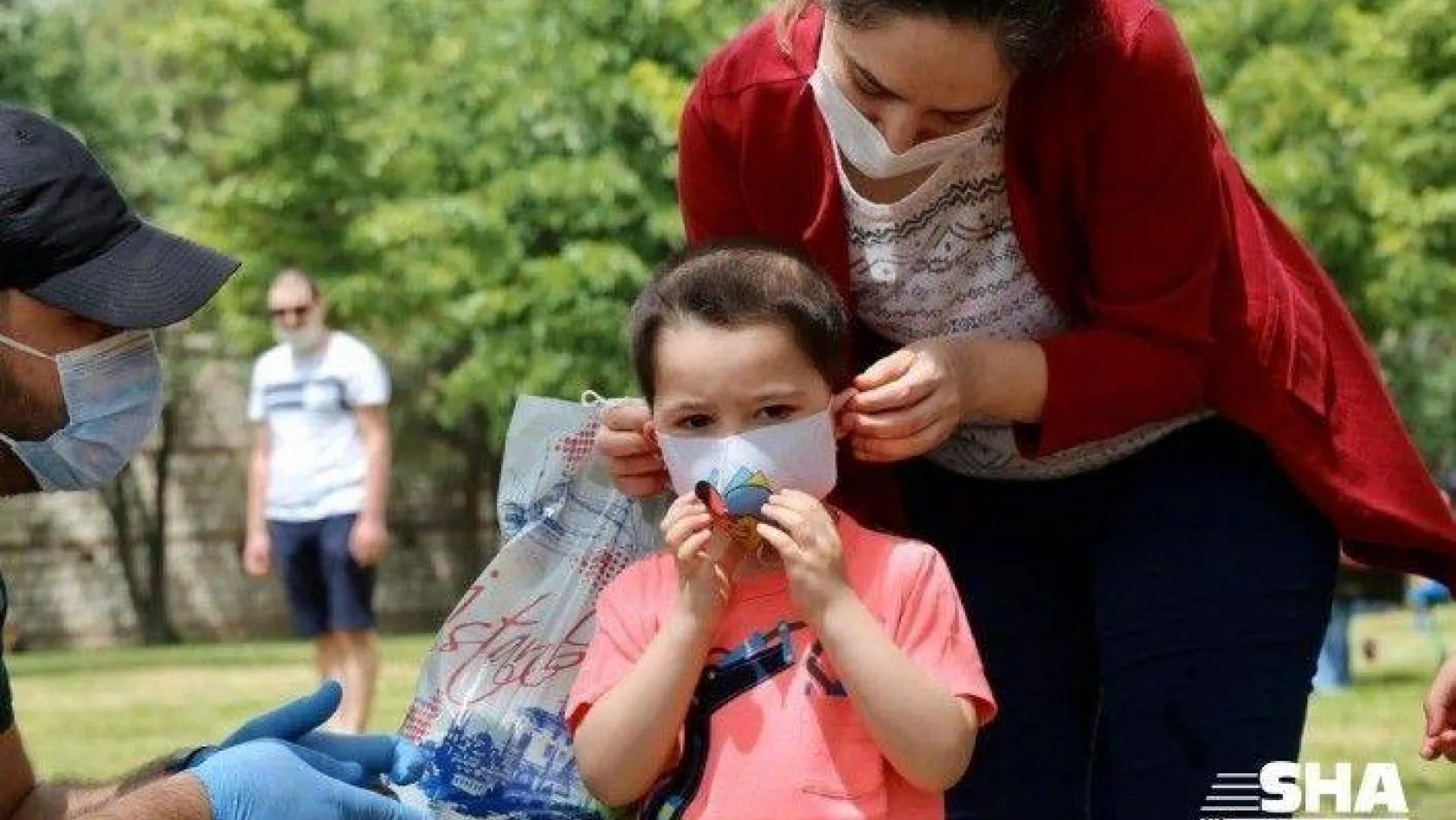 Kağıthaneli çocuklara çizgi film karakterli maske