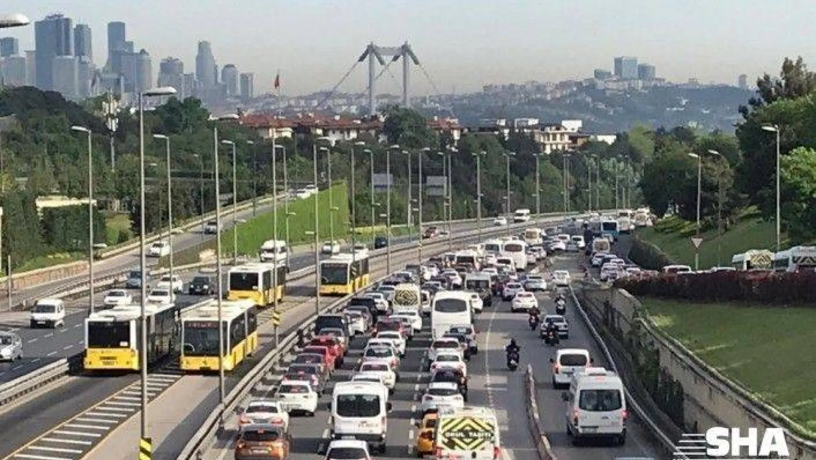 Kısıtlamanın ardından 15 Temmuz Köprüsünde yaşanan trafik yoğunluğu havadan görüntülendi