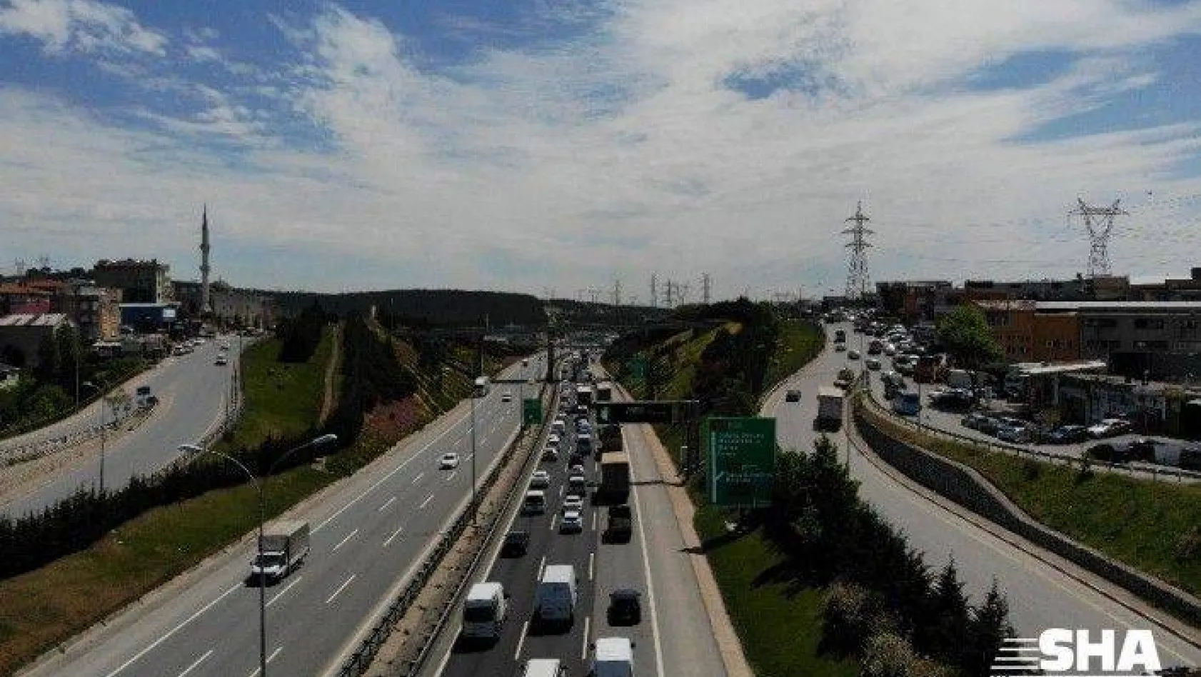 Kısıtlamanın ardından Tuzla'da İstanbul'a giriş - çıkışta uzun araç kuyruğu