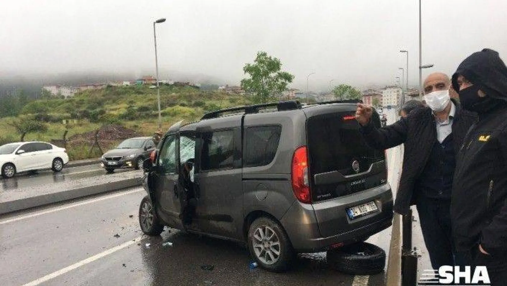 Maltepe'de minibüsle otomobil kafa kafaya çarpıştı: 2 yaralı