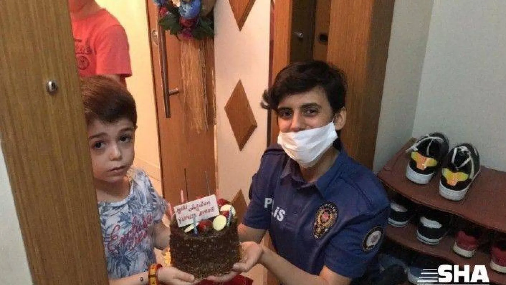 Maltepe'de polisten 6 yaşındaki çocuğa doğum günü sürprizi