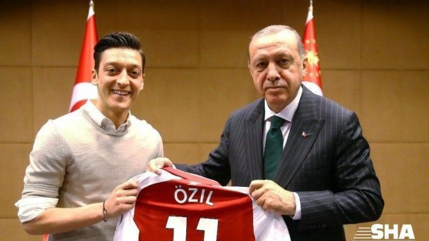 Mesut Özil'den Kızılay'a anlamlı bağış