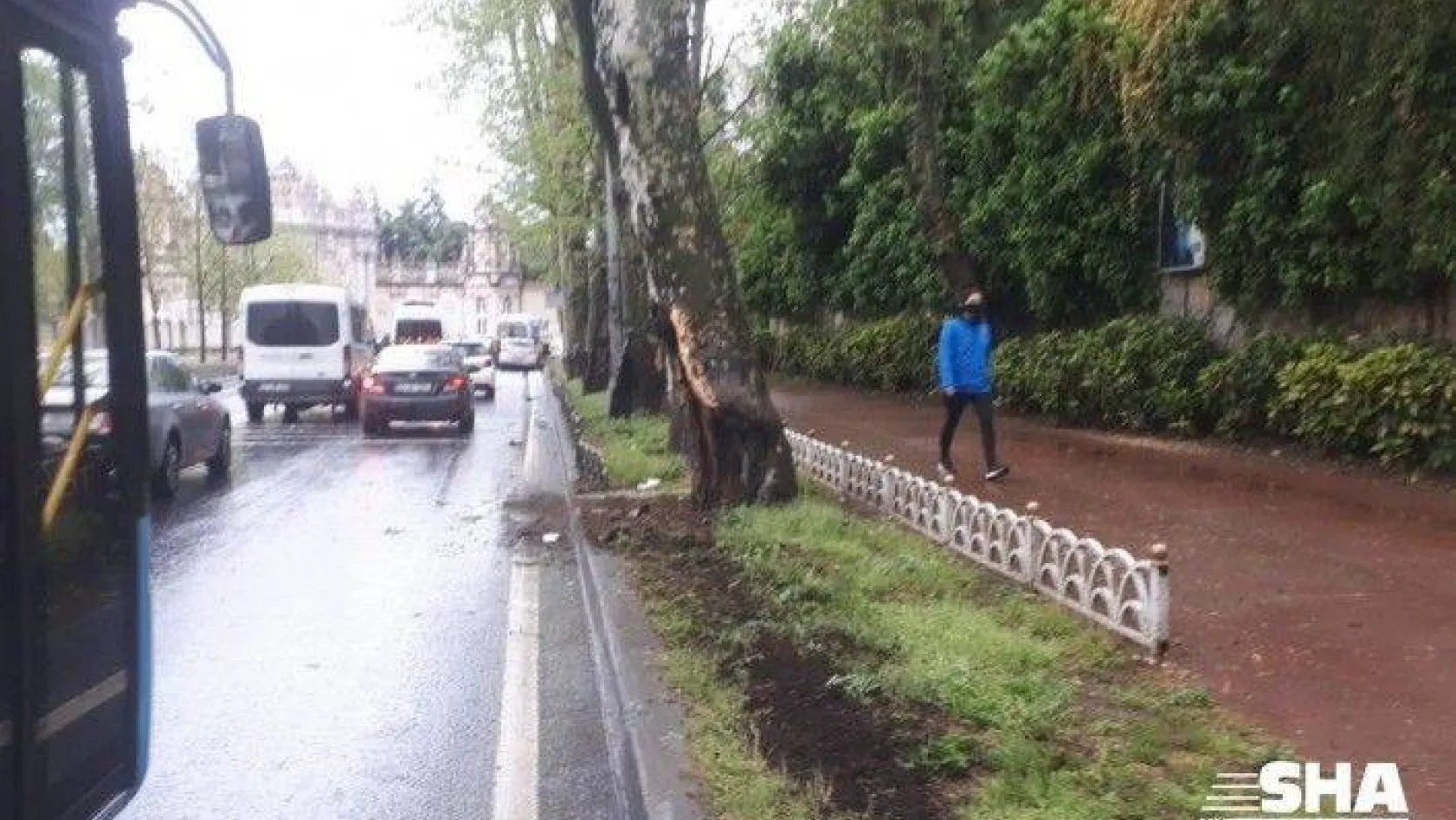 (Özel) Beşiktaş'ta kontrolden çıkan araç 80 metre sürüklenip ağaca çarptı: 4 yaralı