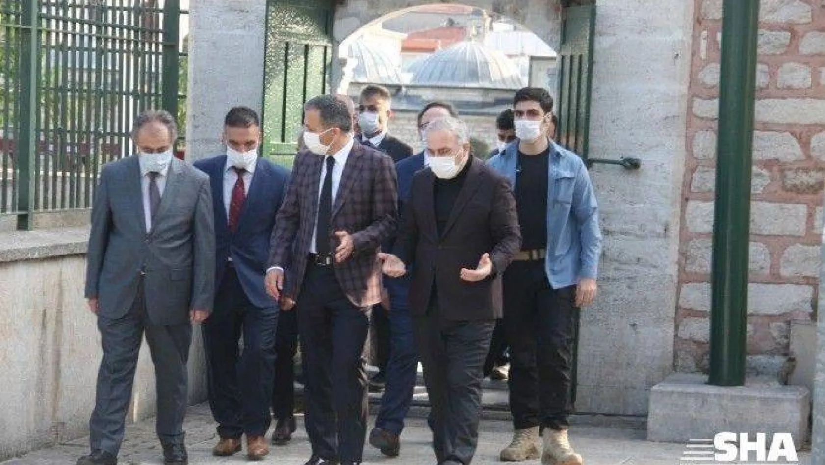 (Özel) İstanbul Valisi Yerlikaya Fatih Sultan Mehmet Han'ın türbesini ziyaret etti
