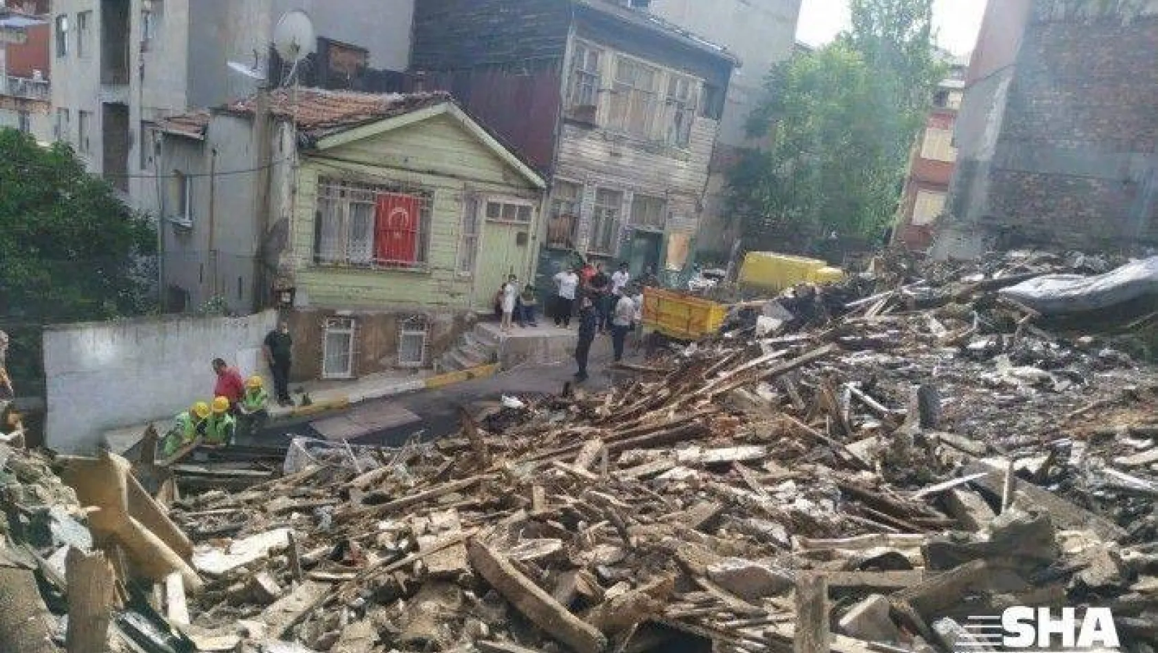 (Özel) İstanbul'da yanmış kafatasının bulunduğu enkazdan insan kemikleri çıktı