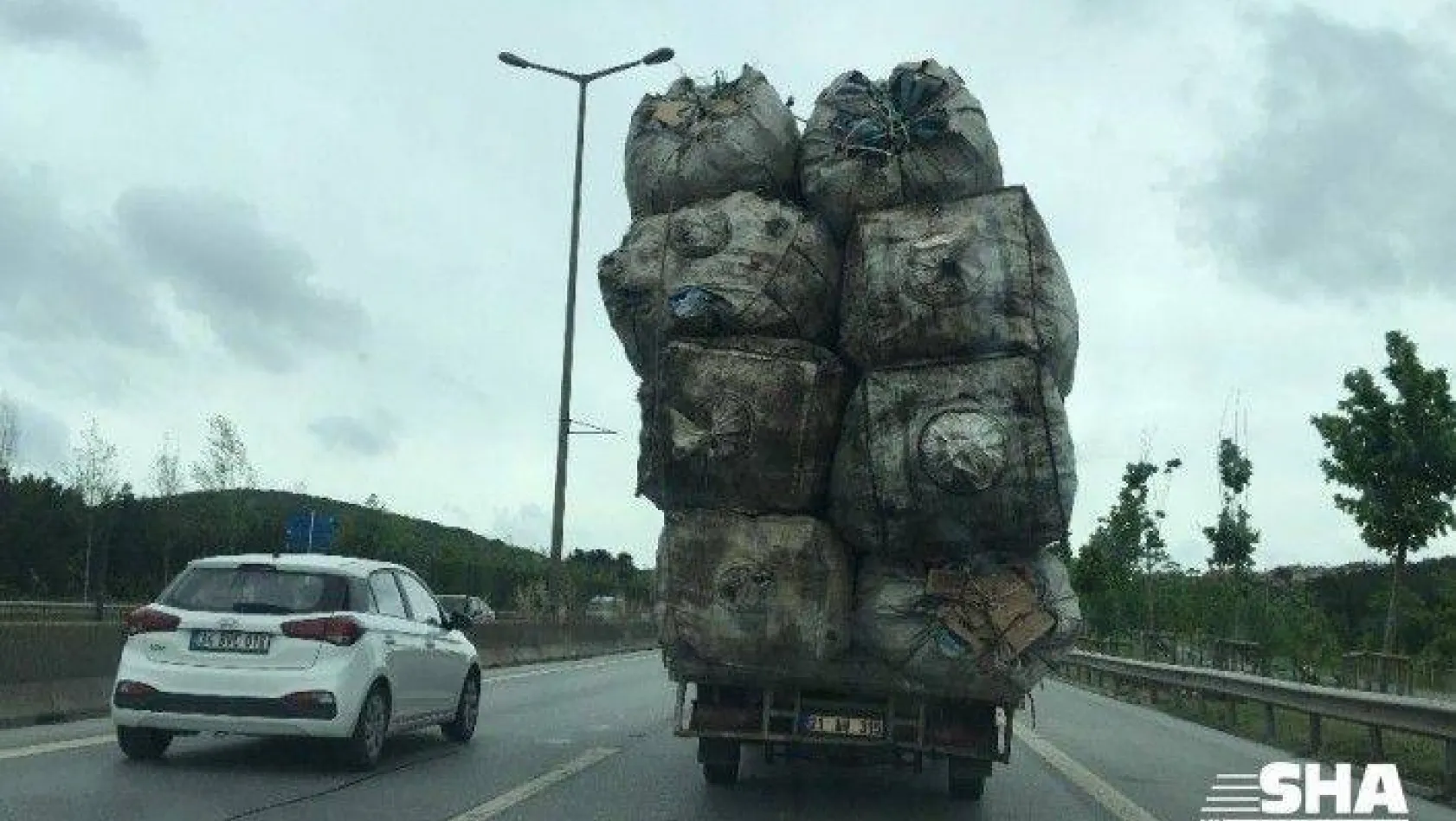 (Özel) İstanbul'da yük sınırını aşan kamyonetin tehlikeli yolculuğu kamerada