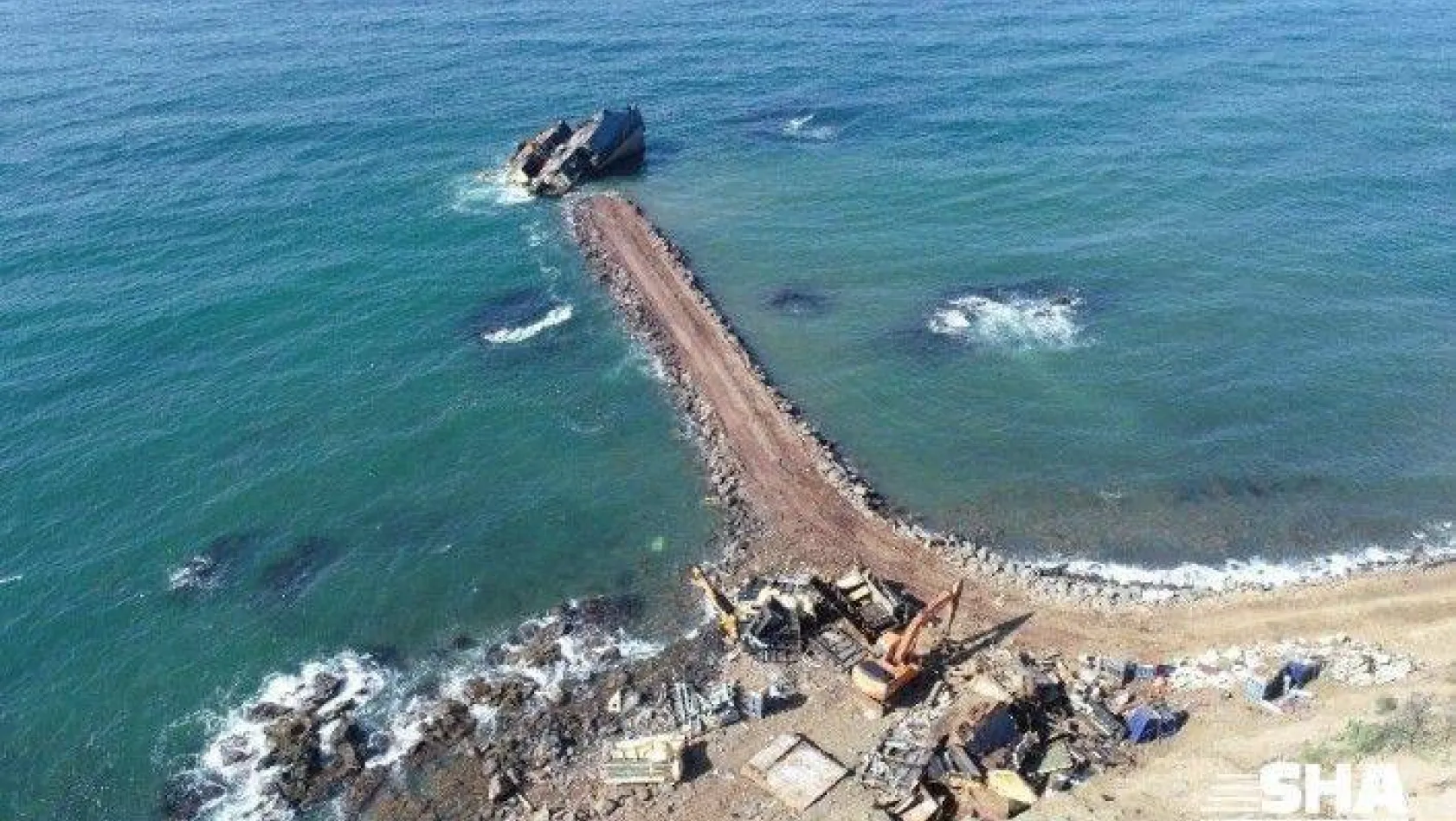 (Özel) Şile'de karaya oturan gemi parçalanarak karaya çıkartılıyor