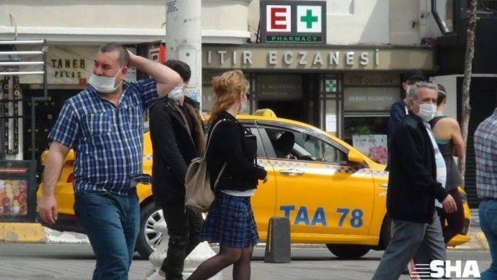 (Özel)Taksim'de iki arkadaşa sosyal mesafe ve maske cezası