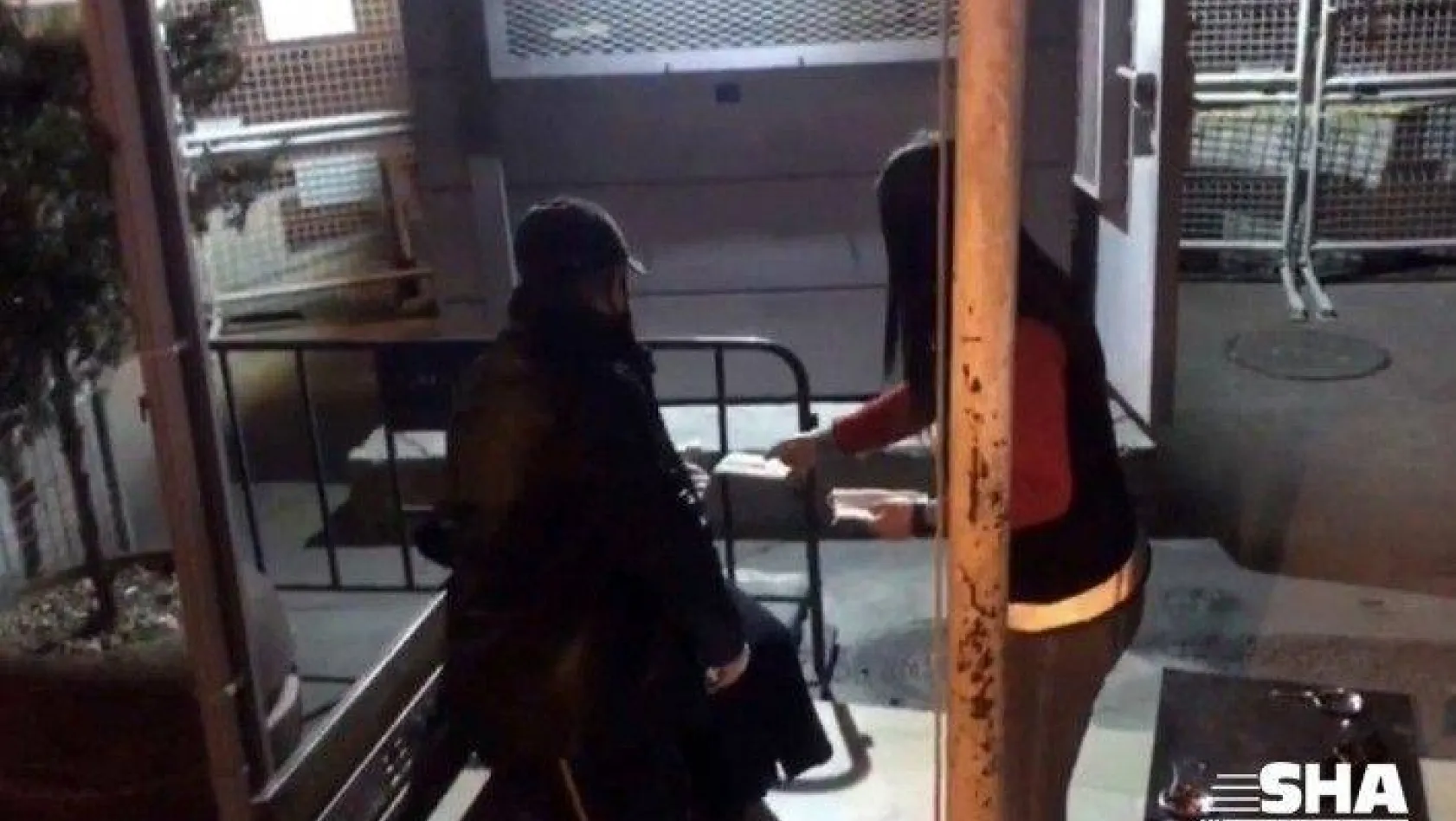 (Özel) Türk polisinden yabancı uyruklu hamile kadına yardım eli