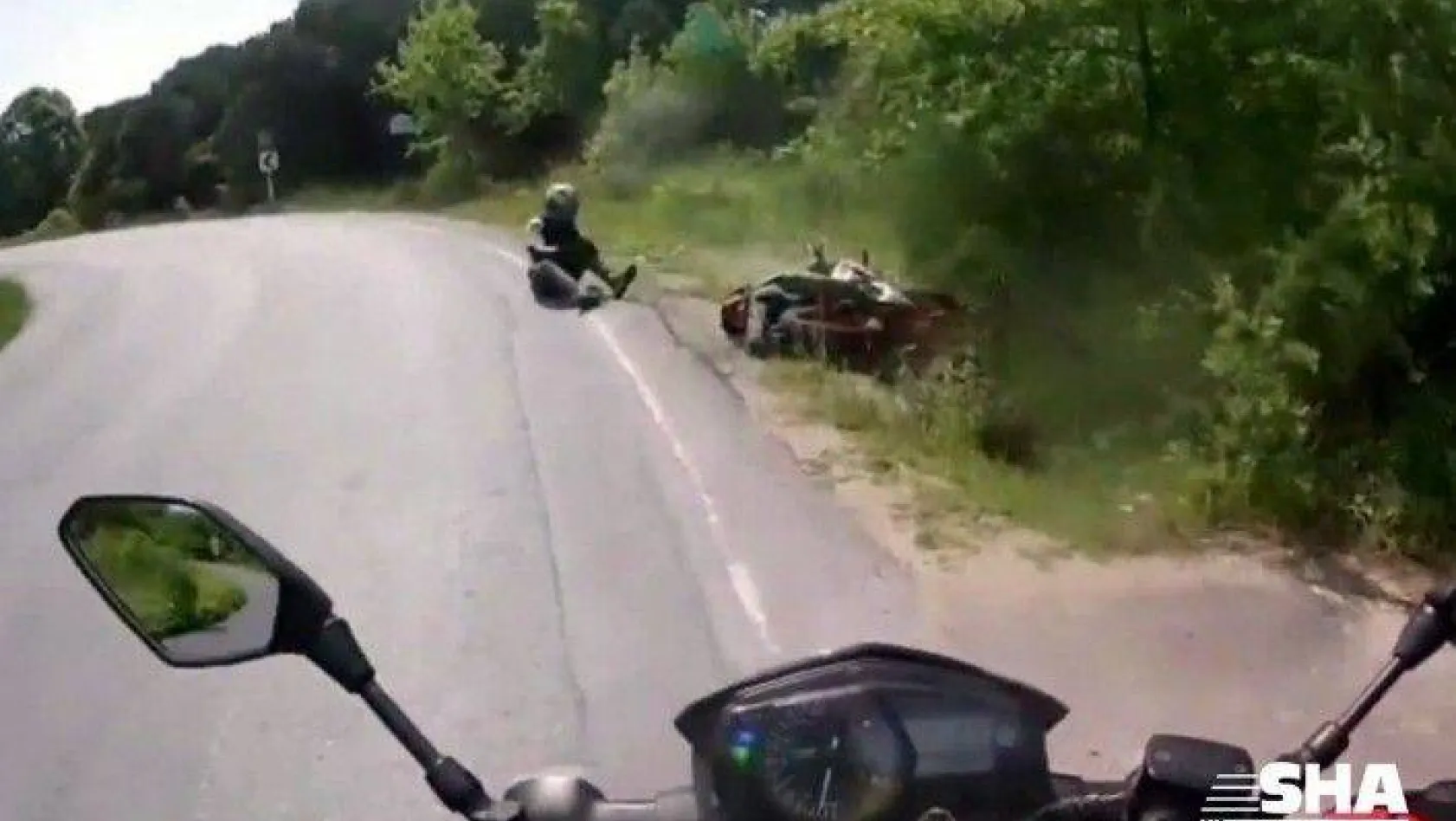(Özel) Virajı alamayan motosikletlinin geçirdiği kaza kamerada