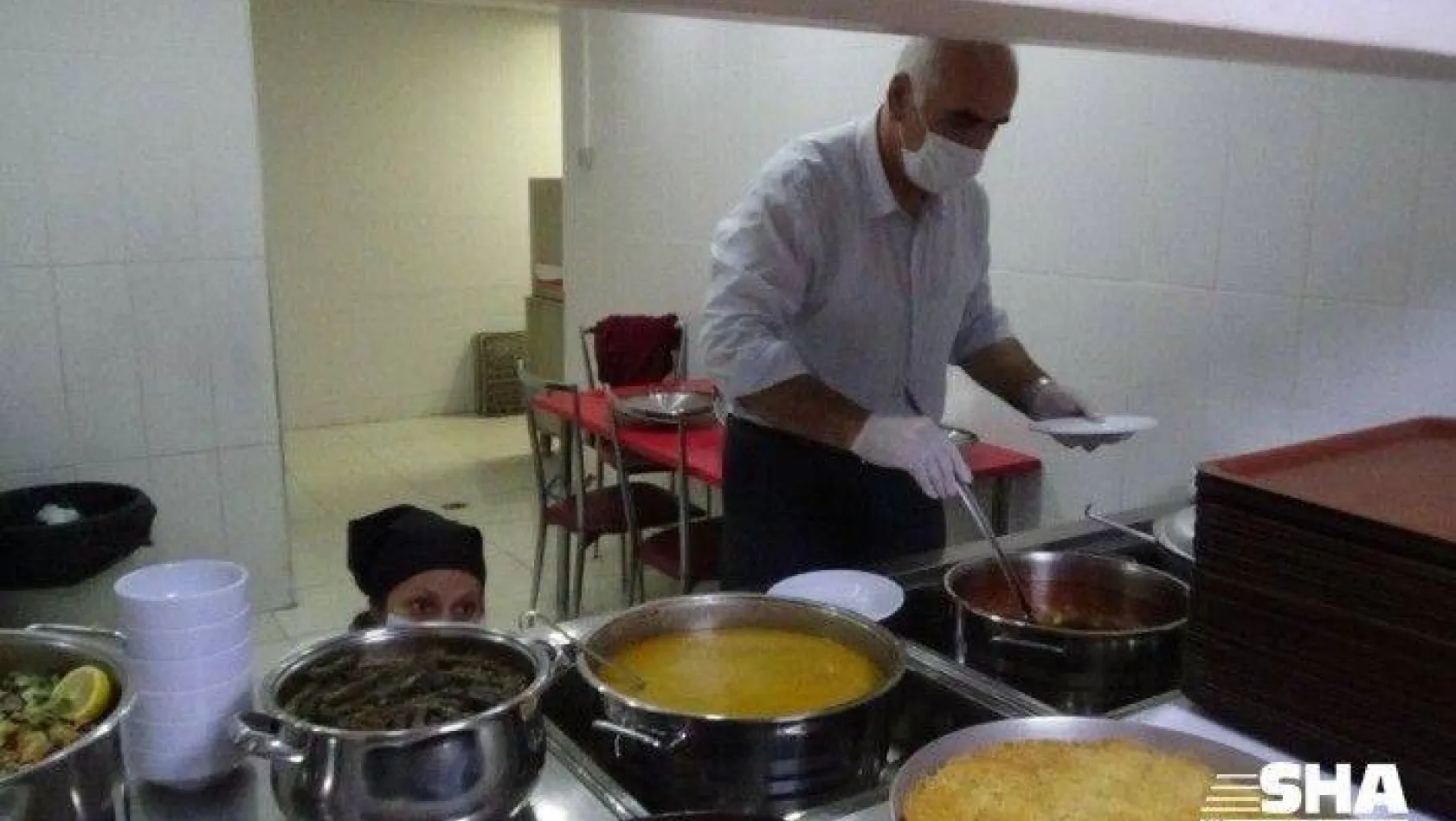Pendik'te sağlık çalışanlarına iftar yemeği servisi
