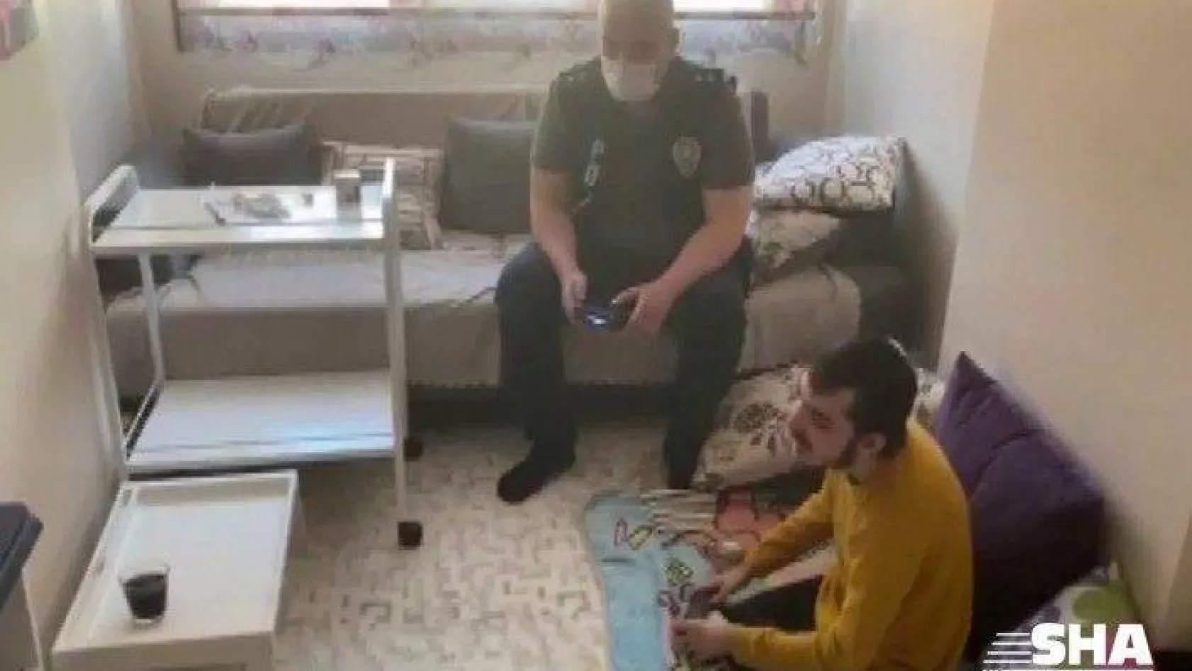 Polis engelli çocuğun playstation oynama isteğini geri çevirmedi