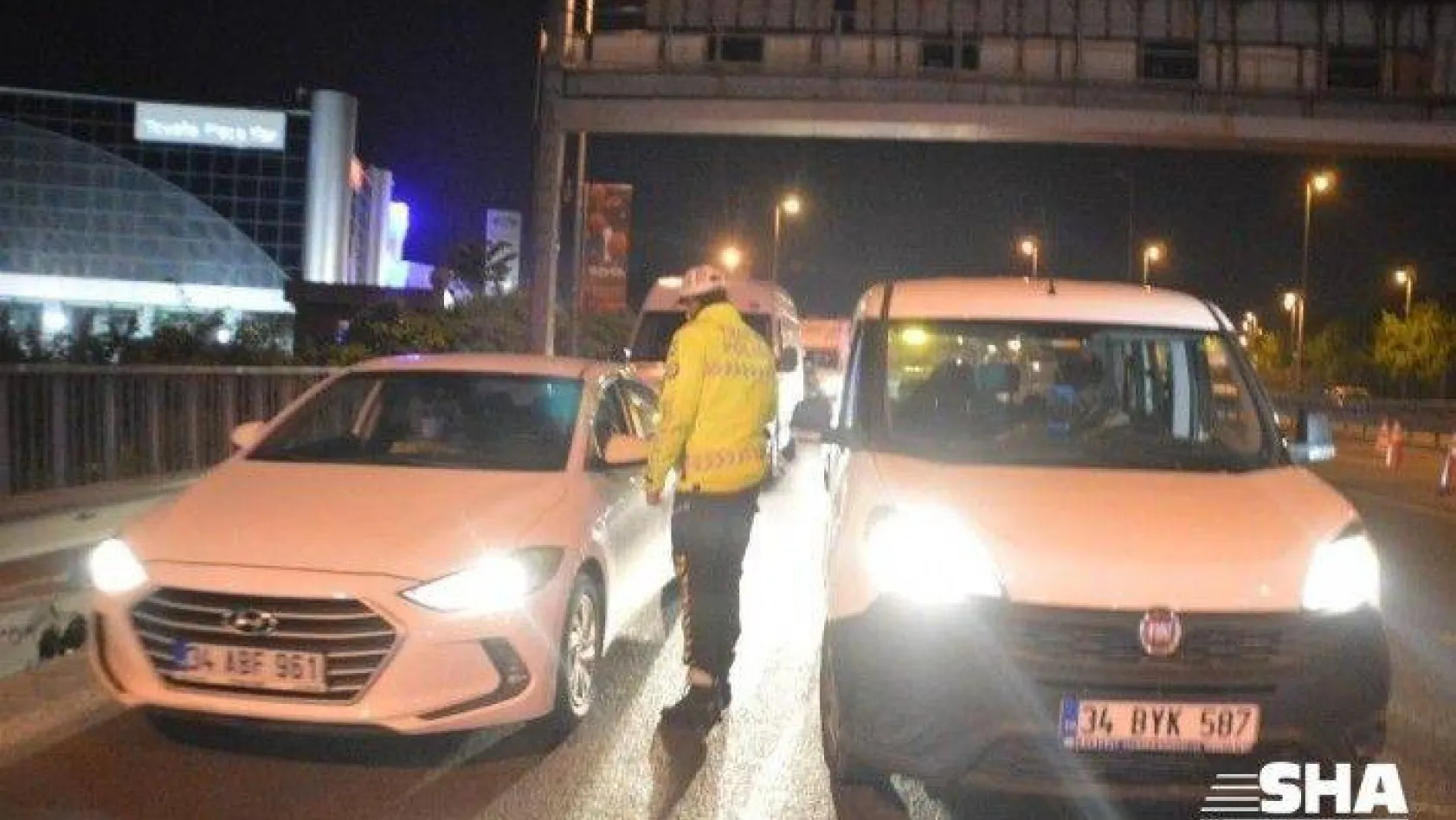 Sokağa çıkma kısıtlamasının ilk gecesinde polis ekiplerinden E-5'te trafik uygulaması