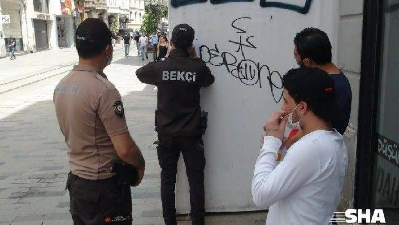 Taksim'de bekçilerden korona virüs denetimi