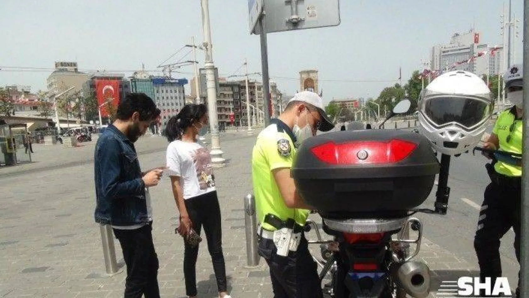 Taksim'de maske takmayan Ürdünlü vatandaşa ceza