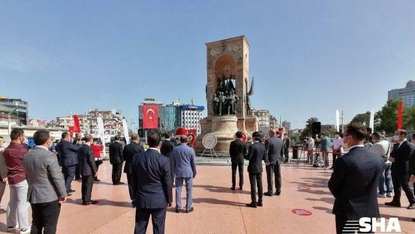 Taksim'de sosyal mesafeli 19 Mayıs töreni