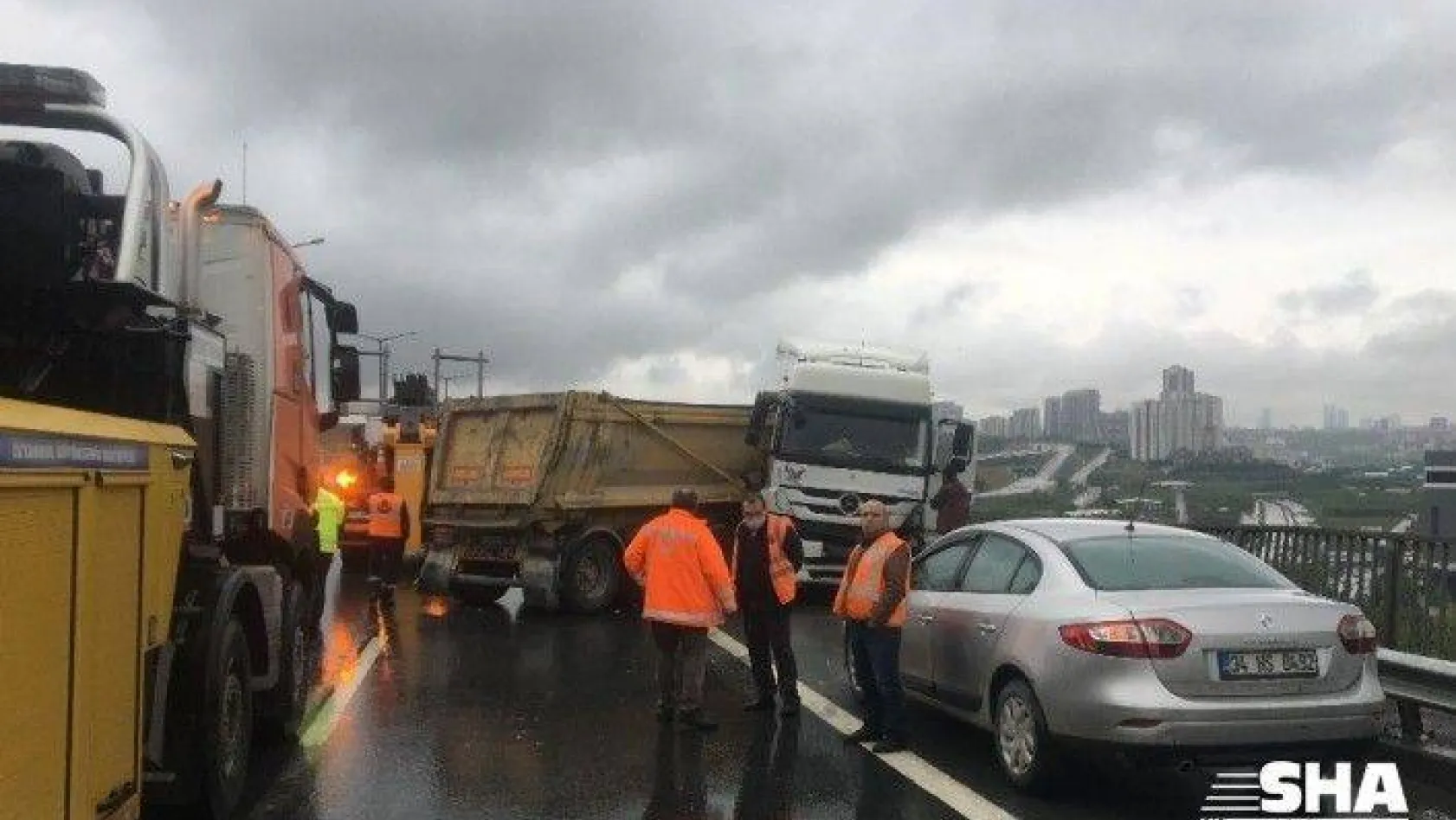TEM'de kaza yapan hafriyat kamyonu trafiği felç etti