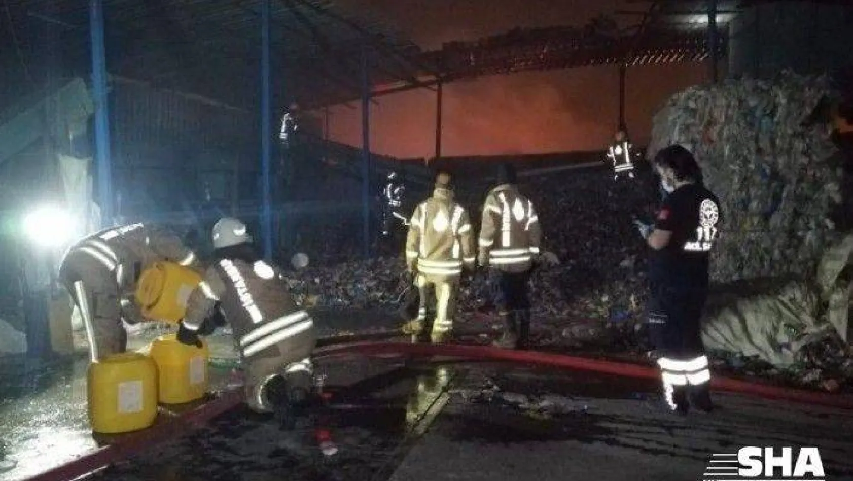 Ümraniye'de katı atık toplama merkezindeki patlamalı yangın geceyi aydınlattı