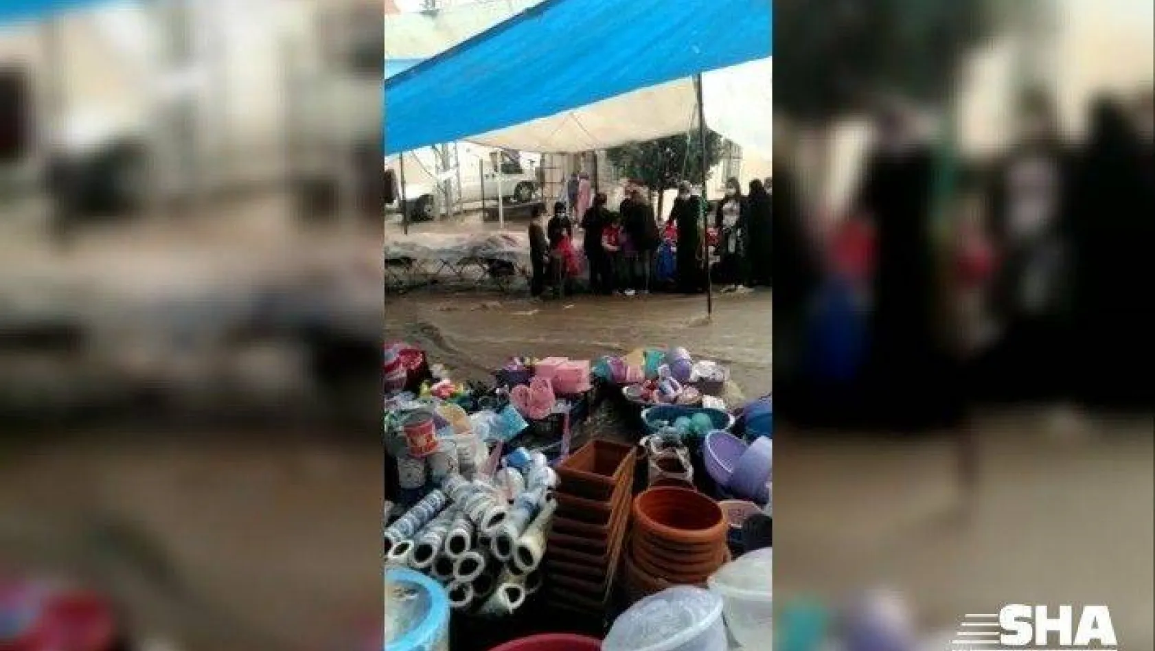 Arnavuktöy'de semt pazarını su bastı