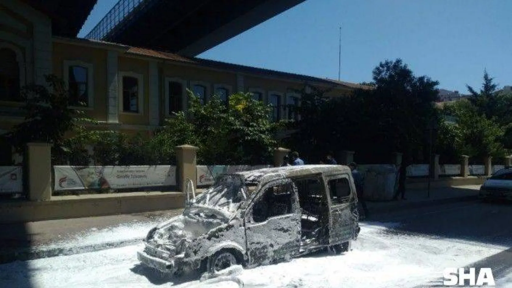 Beyoğlu'nda araç alev alev böyle yandı
