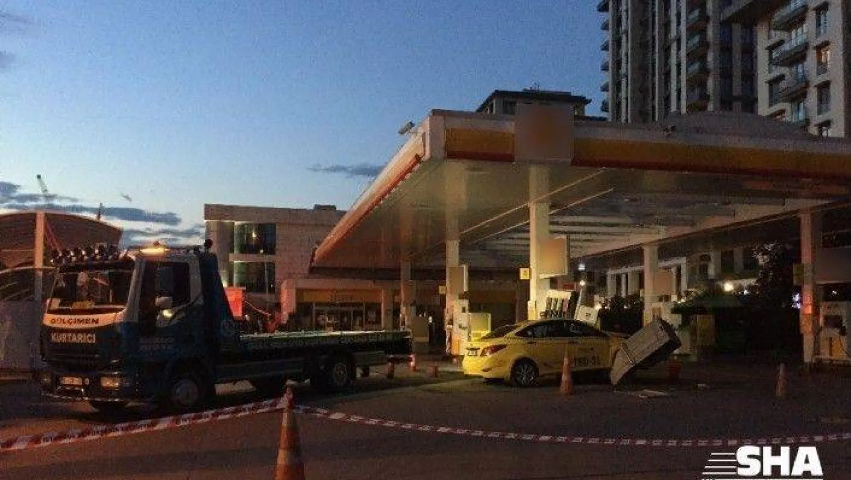 Beyoğlu'nda ticari taksi benzin istasyonuna daldı