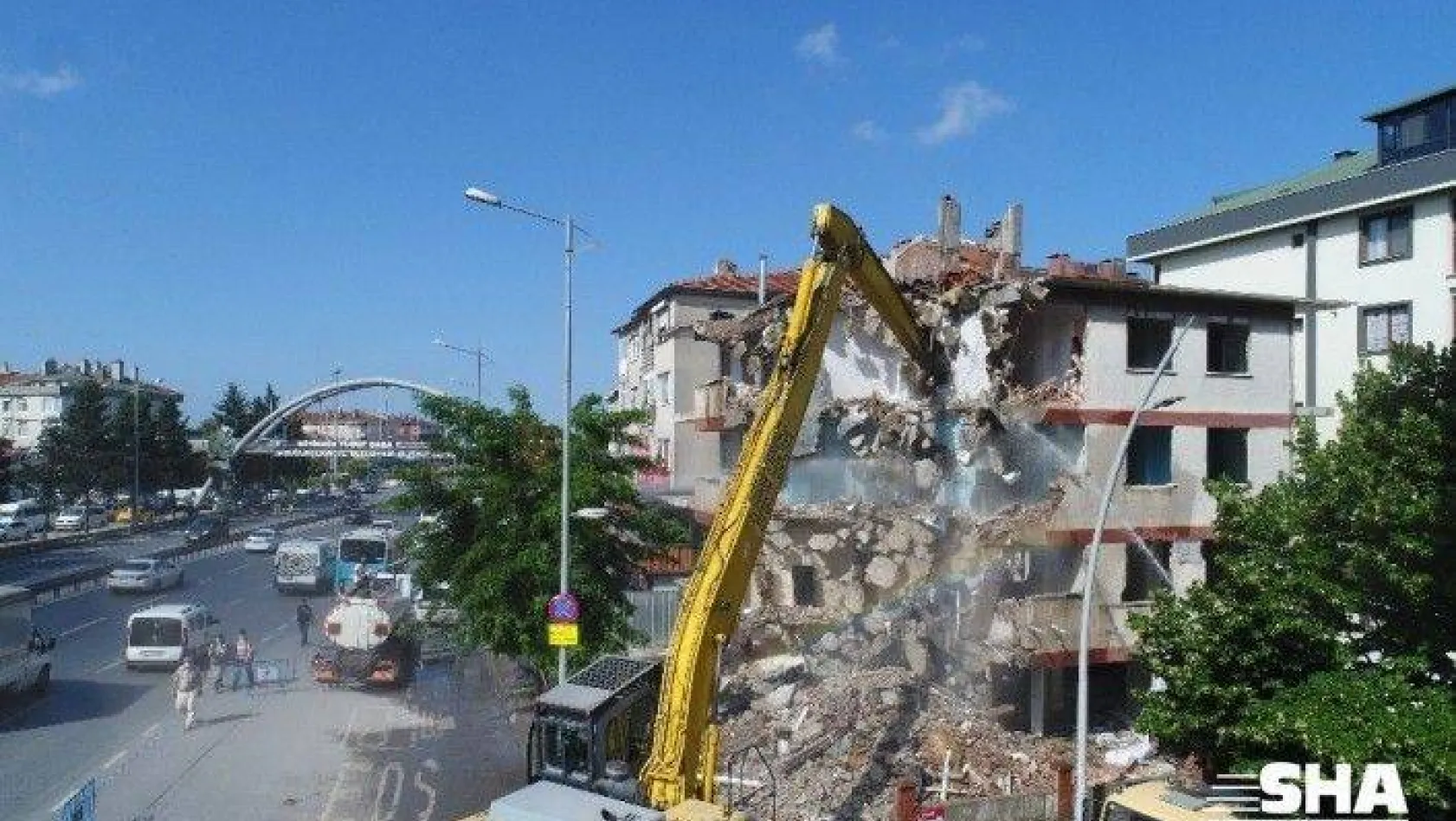 Büyükçekmece'de riskli bina belediye ekiplerince yıkıldı