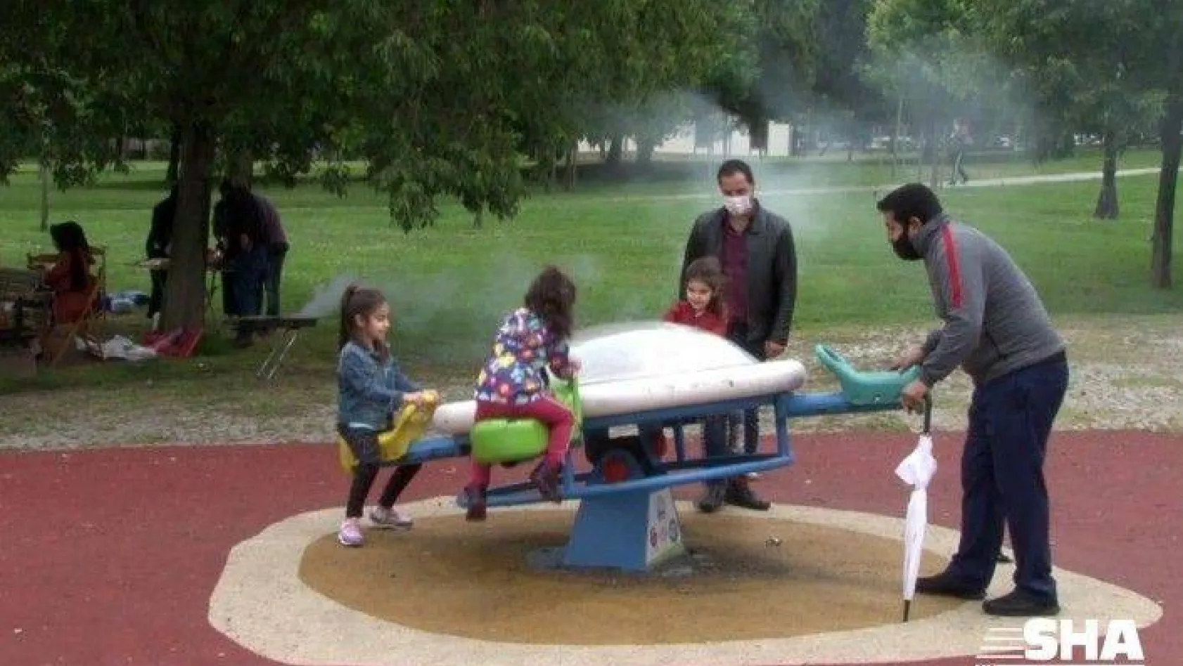 Çocuklar parka, onlar mangala koştu