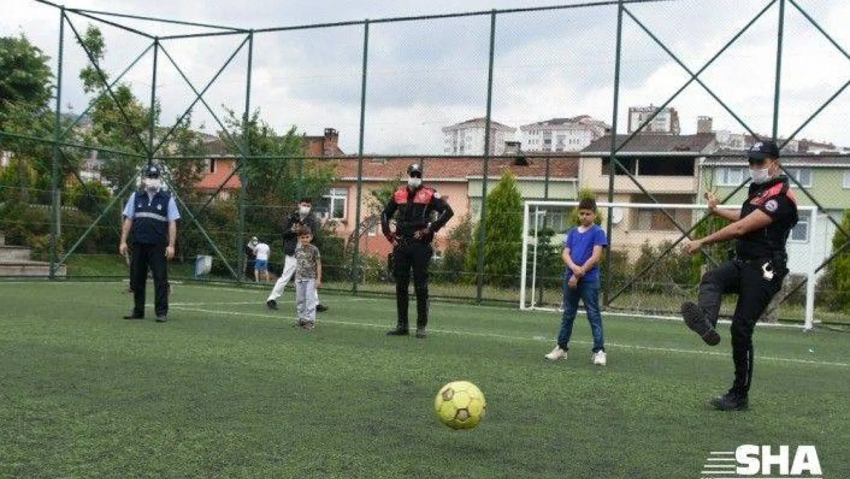 Çocuklar sokağa çıkma izinlerinde polis ve zabıta ekipleriyle futbol oynadılar, ip atladılar