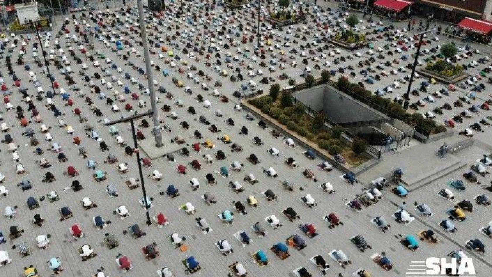 Esenyurt Meydan'da yüzlerce kişilik sosyal mesafeli cuma namazı