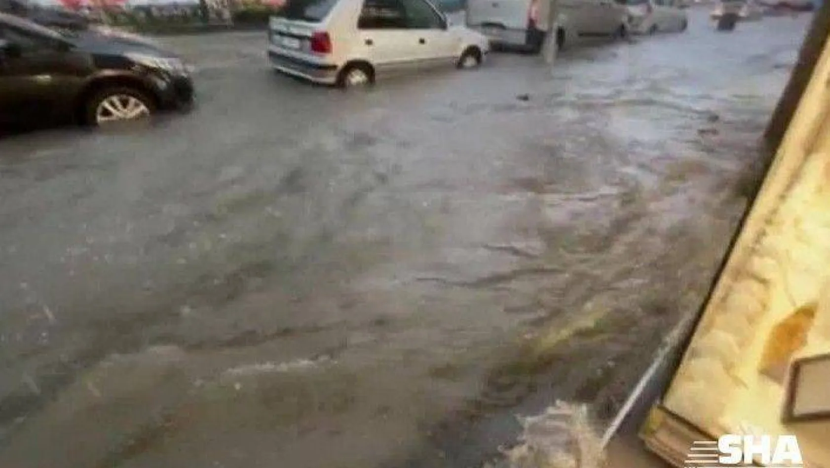 Fatih Fevzipaşa Caddesi'ni su bastı