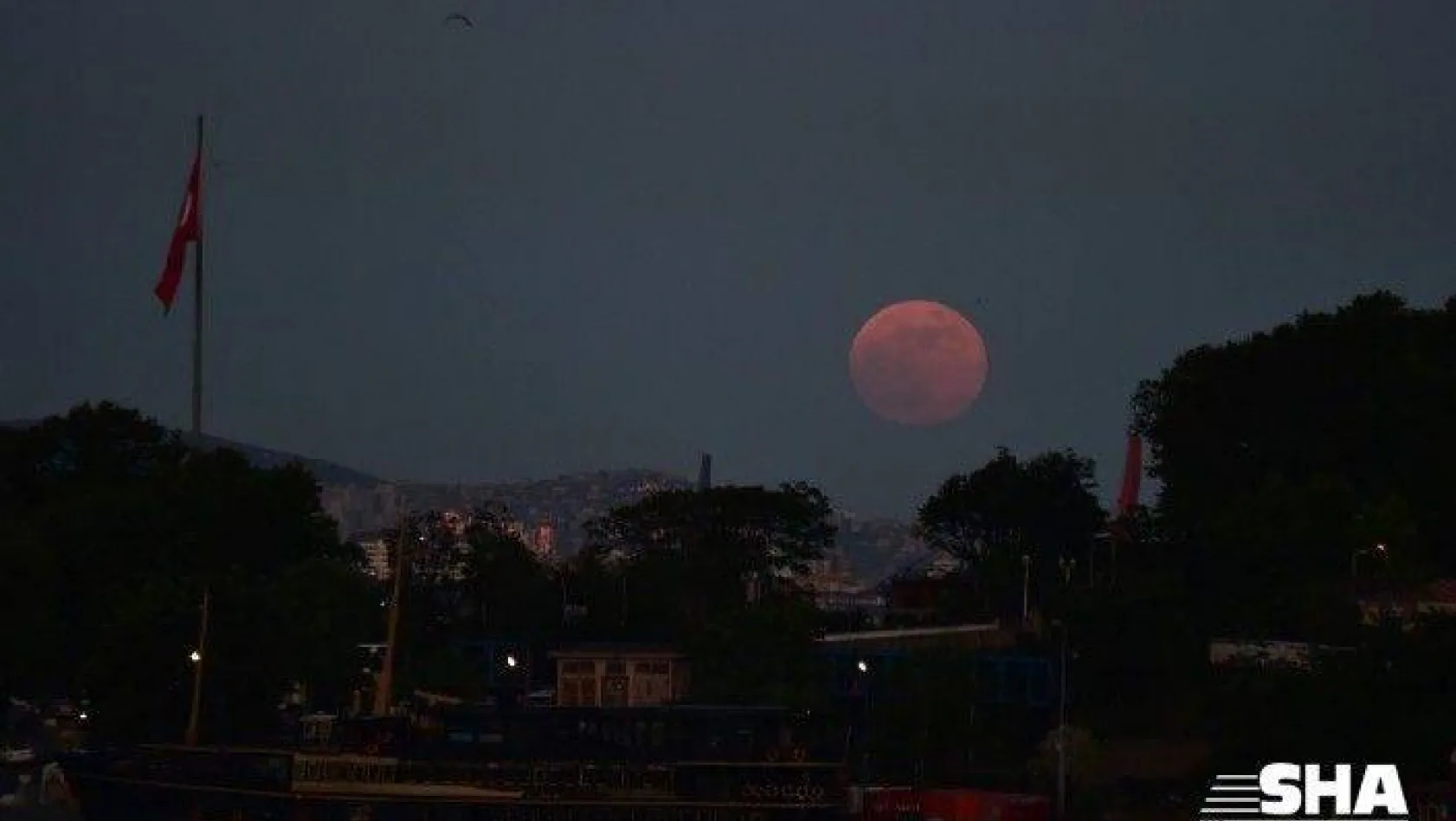 İstanbul'da Ay tutulmasından kartpostallık kareler