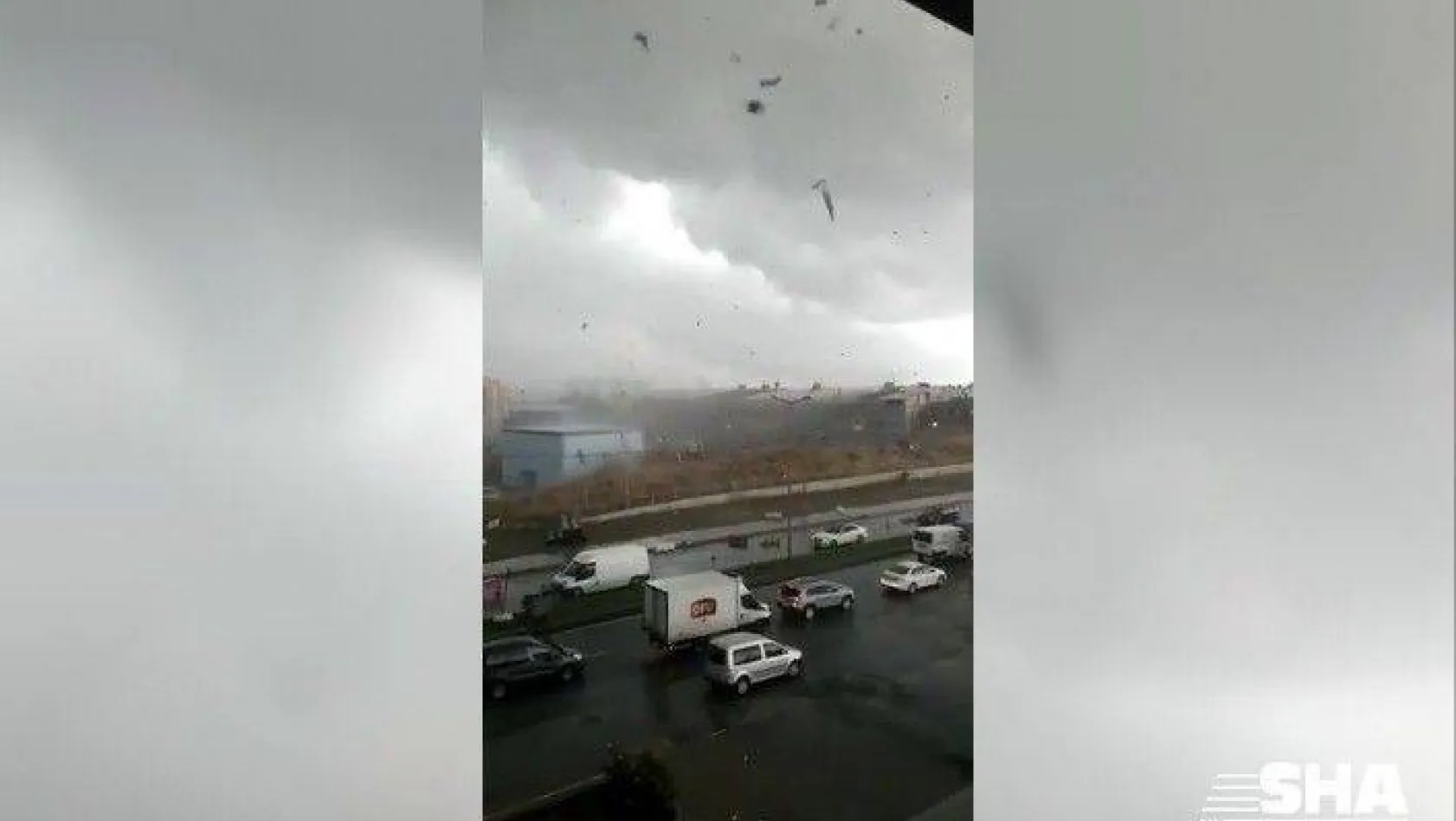 İstanbul'da Hadımköy'de fabrikanın çatısı uçtu