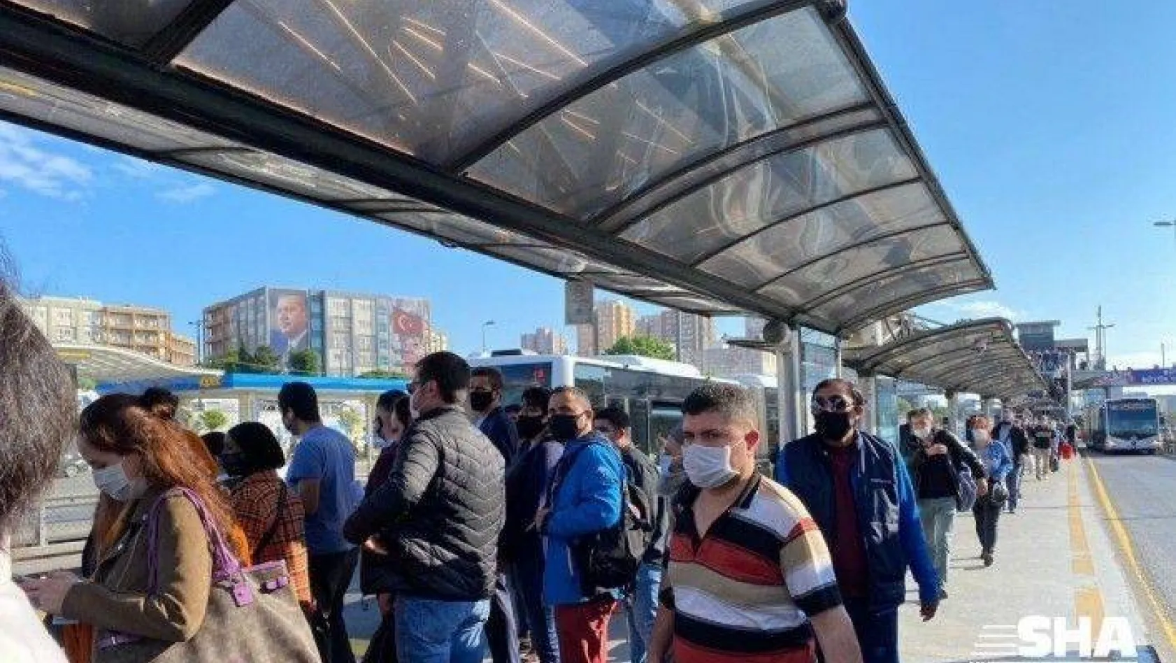 İstanbul'da toplu taşıma araçlarında ve duraklarda dikkat çeken yoğunluk