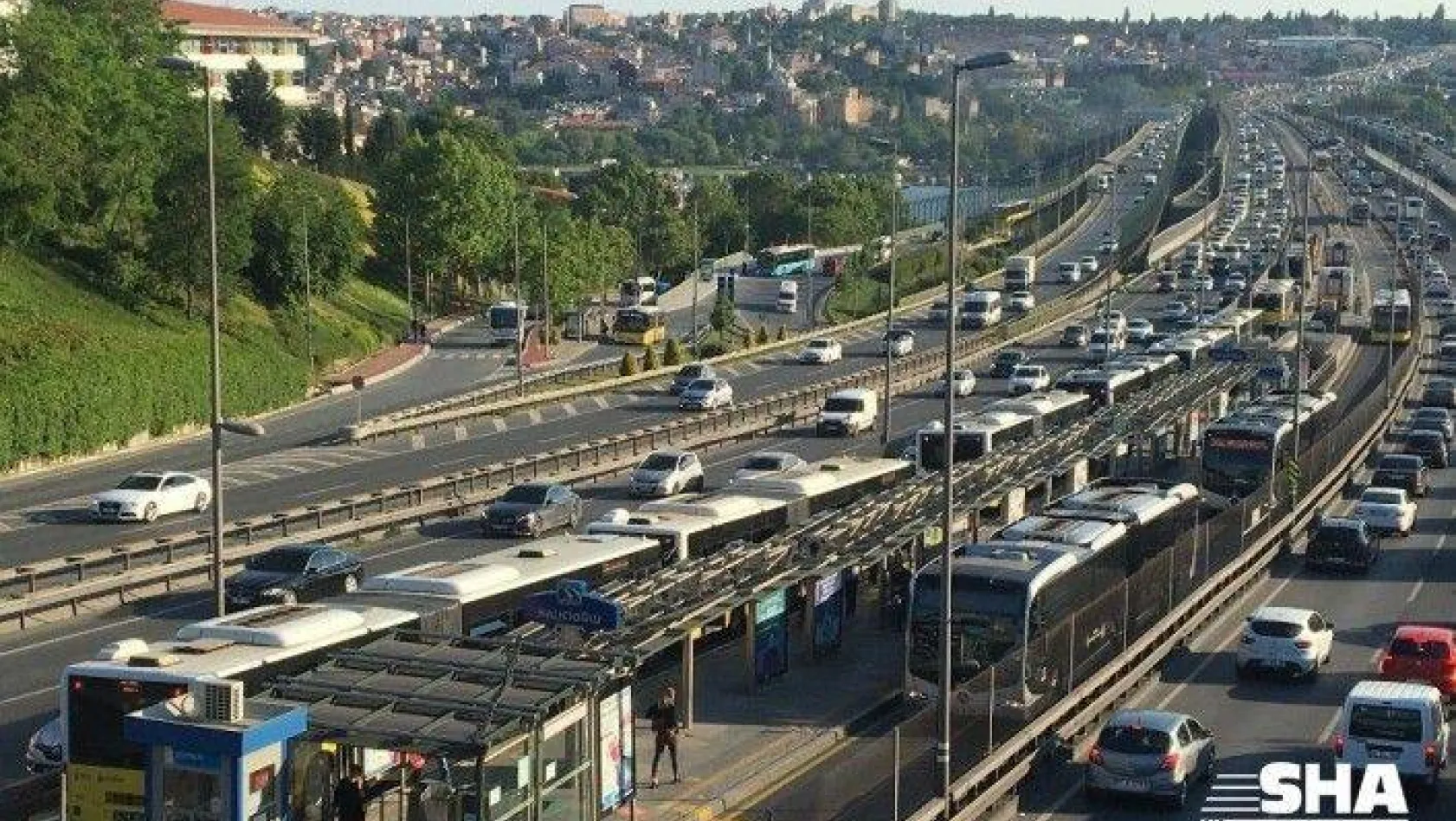 İstanbul'da trafikte ve metrobüslerde dikkat çeken yoğunluk