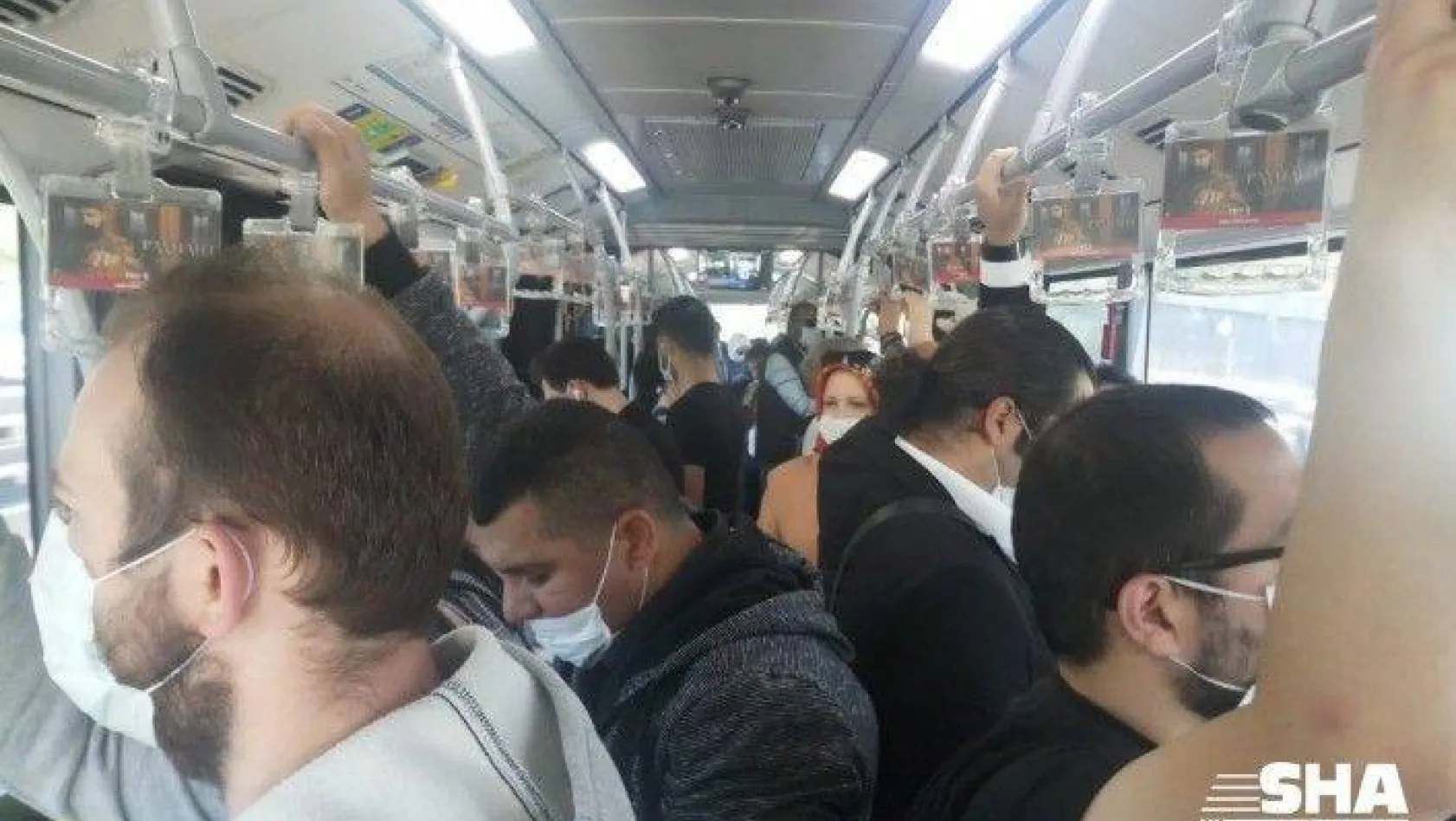 Metrobüs ve duraklarda sosyal mesafe hiçe sayıldı
