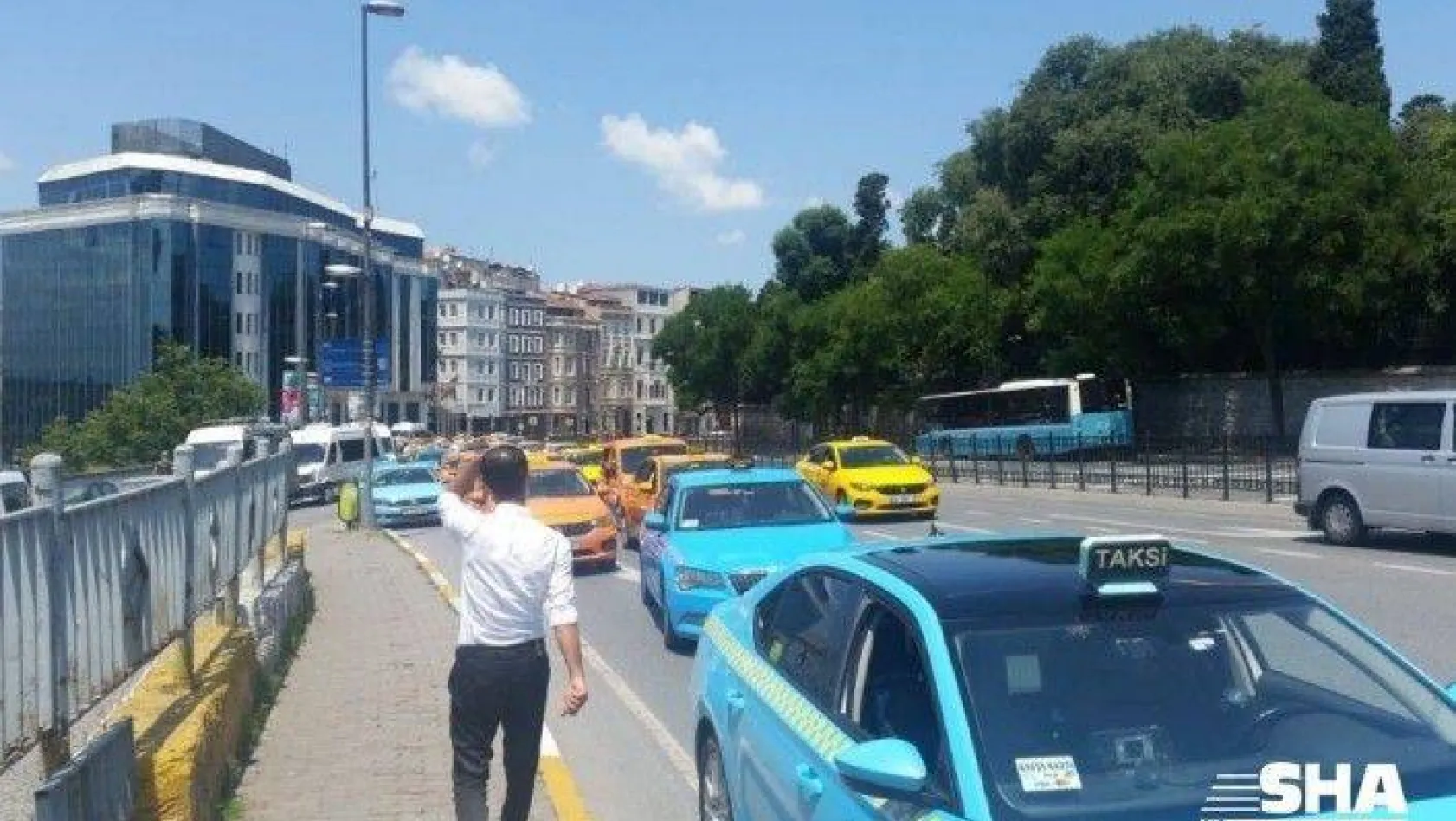 Öfkeli taksiciler İBB ve CHP'yi kornayla protesto etti