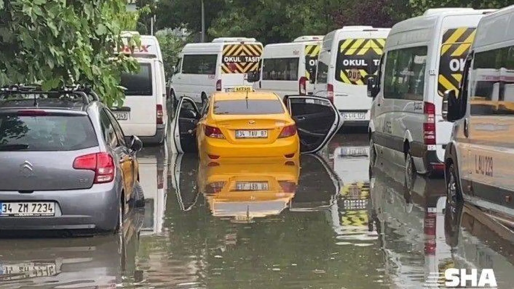 (Özel) Beşiktaş'ta göle dönen sokakta ticari taksi mahsur kaldı
