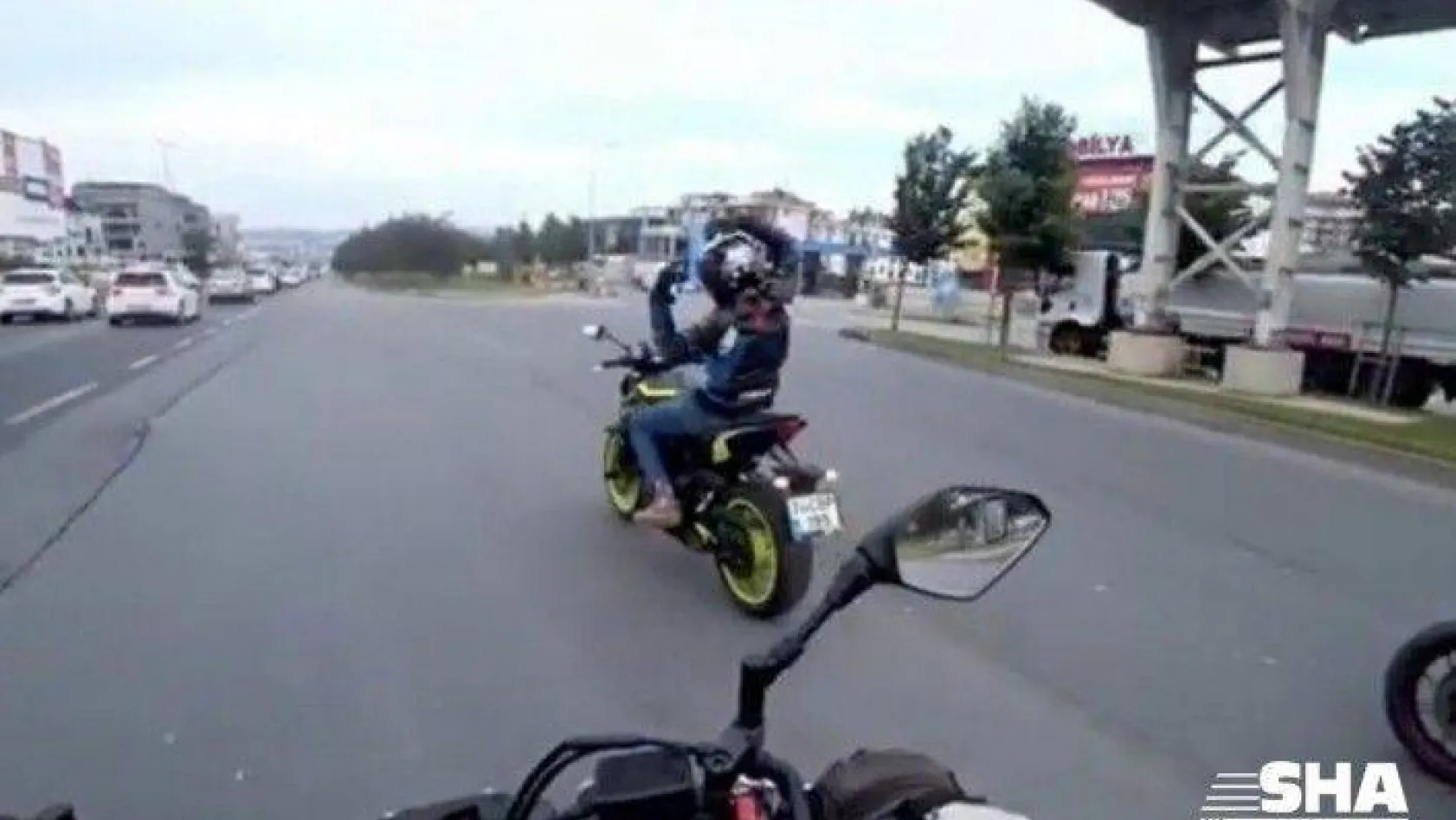 (Özel) E-5 Karayolu'nda motosikletli magandalar dans edip birbirine tekme attı