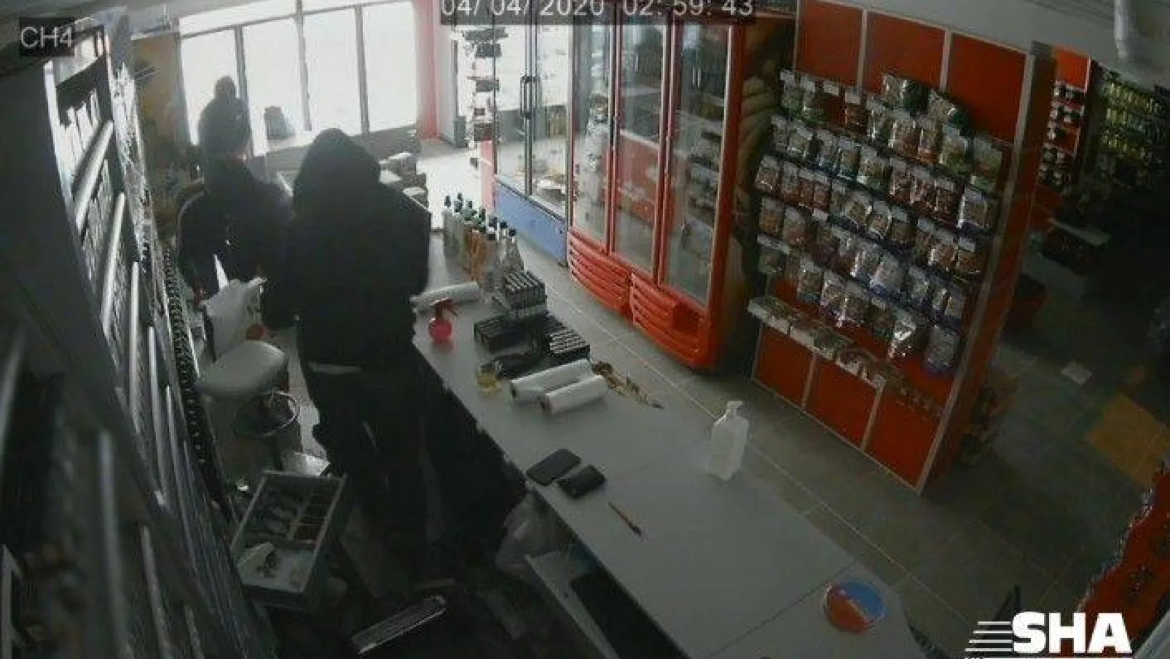 (Özel) Gaziosmanpaşa'da maskeli hırsızların büfe soygunu kamerada