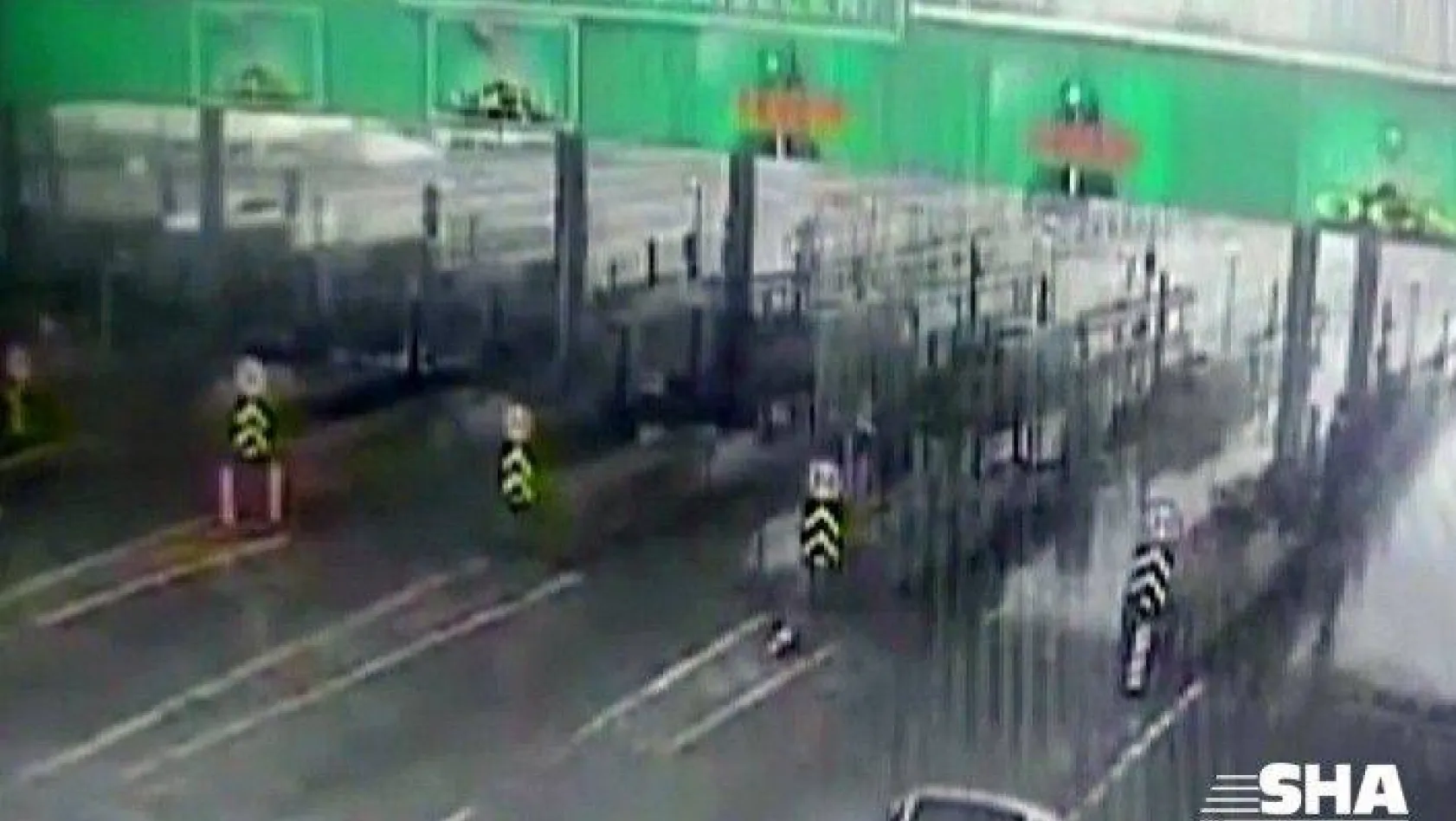 (Özel) İstanbul'da inatçı sürücülerin gişede sıkıştığı kaza kamerada