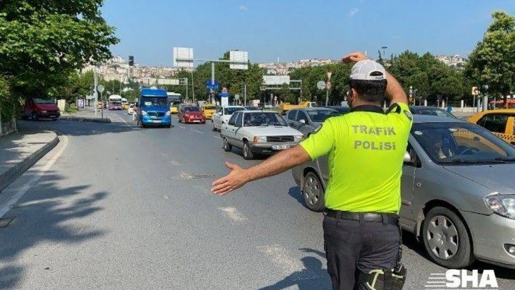 (Özel) İstanbul'da polisle tıka basa dolu minibüs arasında nefes kesen kovalamaca kamerada