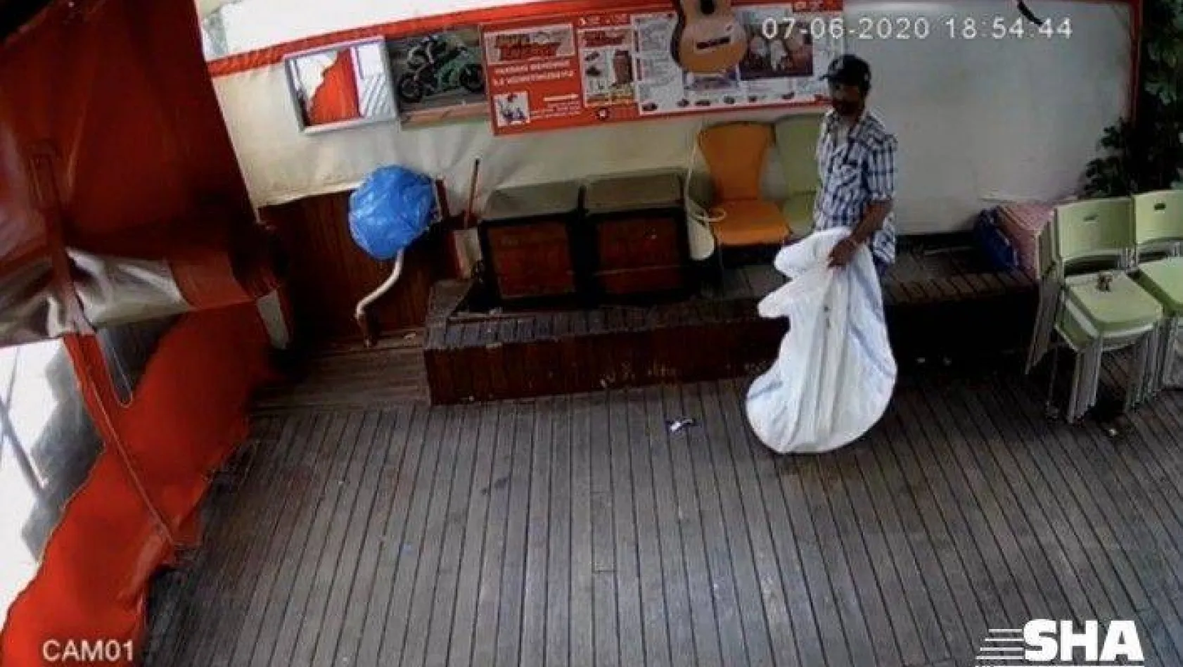 (Özel) İstanbul'un göbeğinde ilginç hırsızlık kamerada